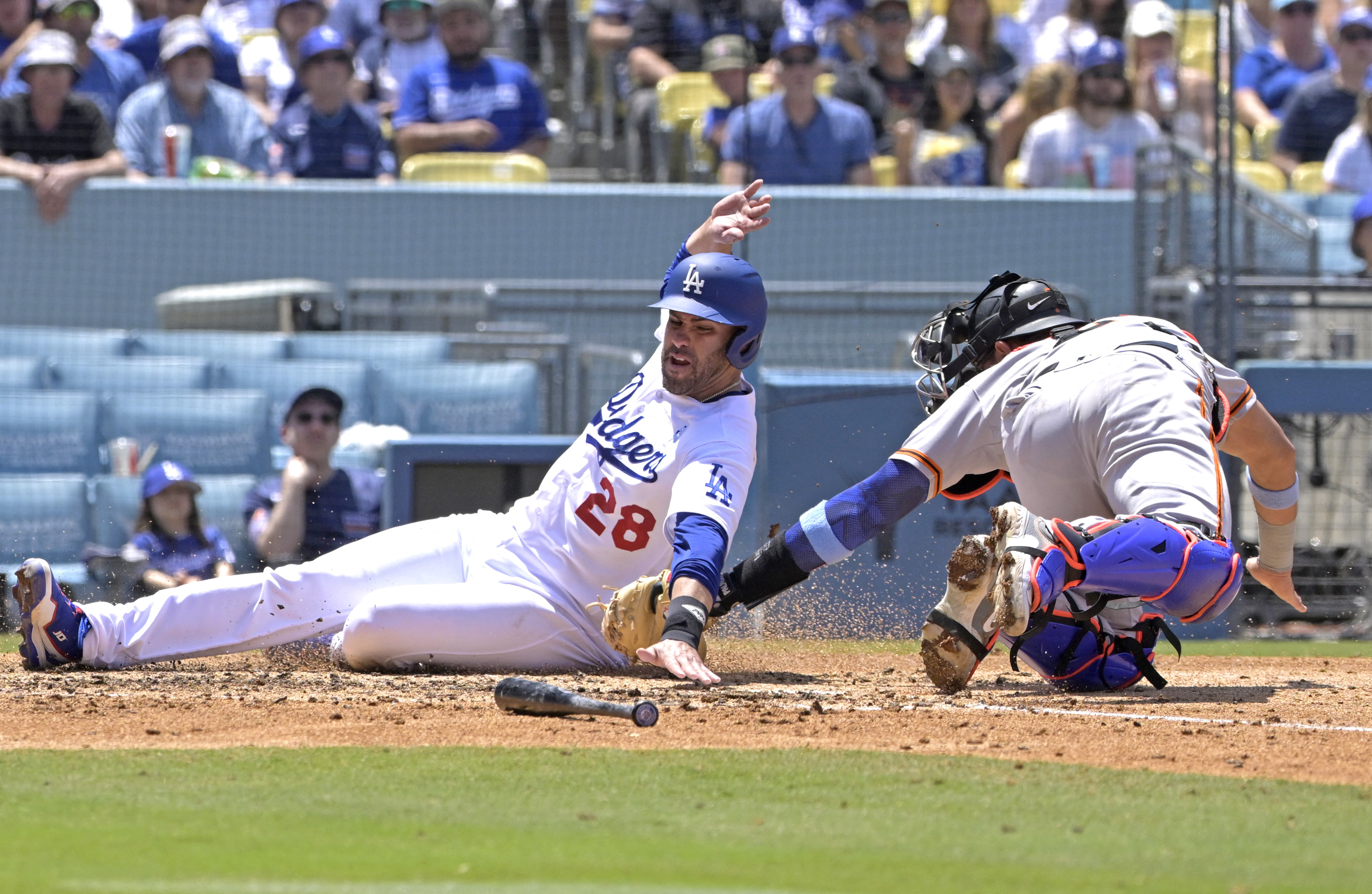 Giants sweep Dodgers for seventh straight win