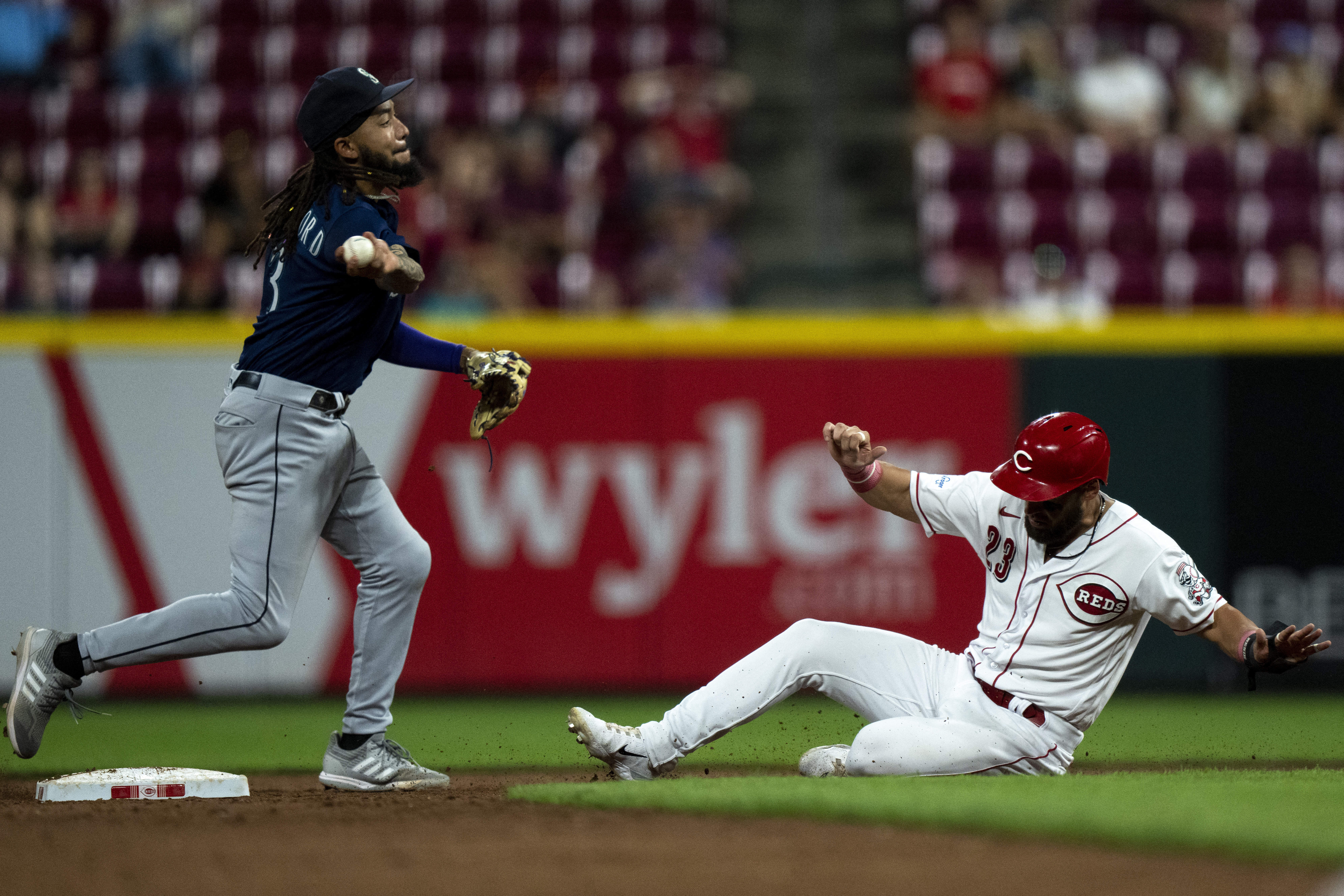 Logan Gilbert stays hot as Mariners double up Reds