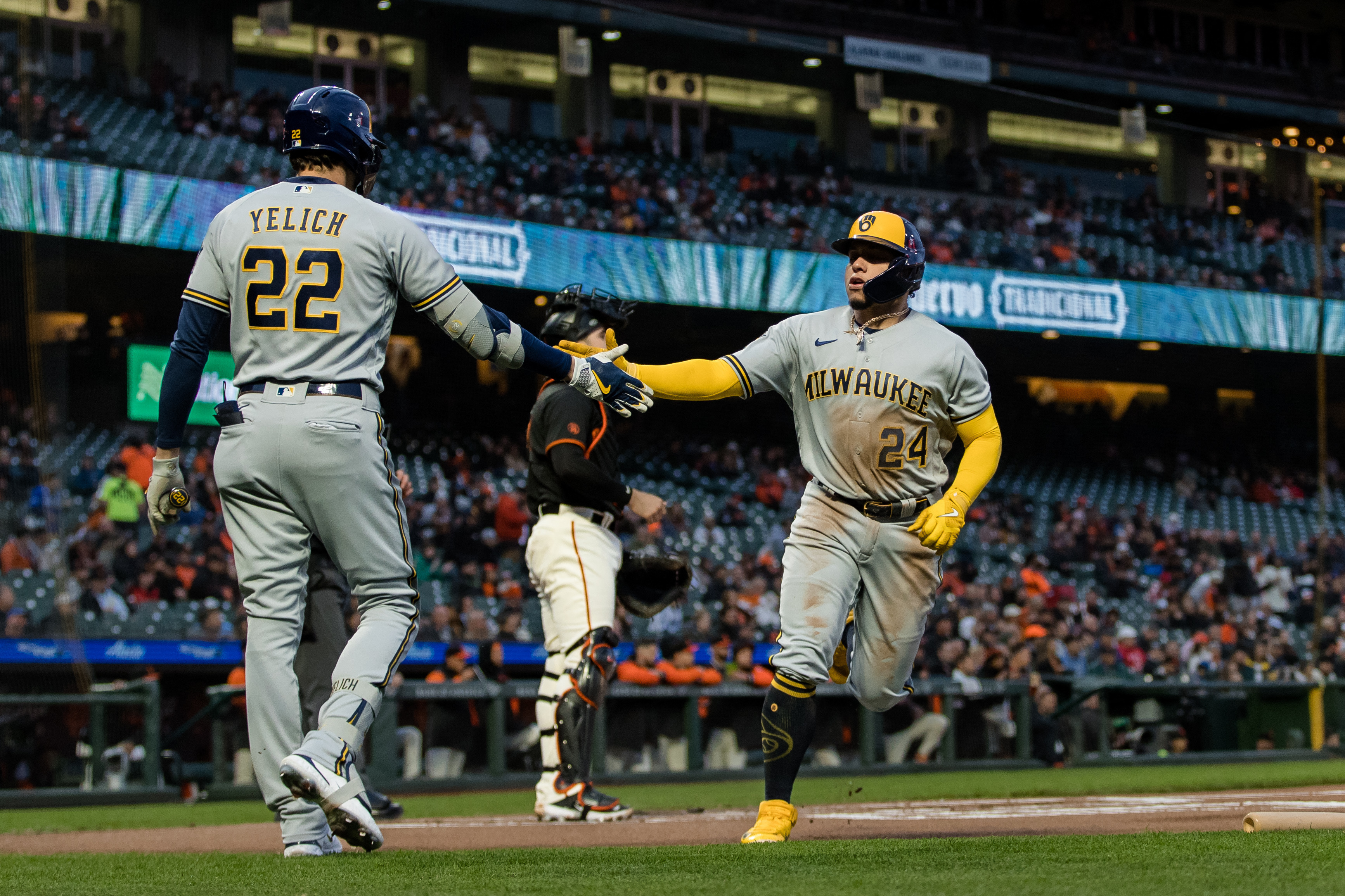 Giants beat Brewers 4-2