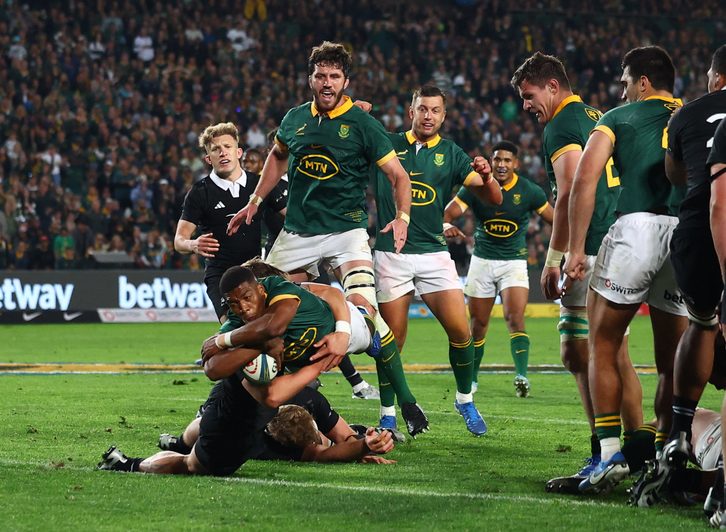 Springboks keep cool heads to wrestle victory over All Blacks