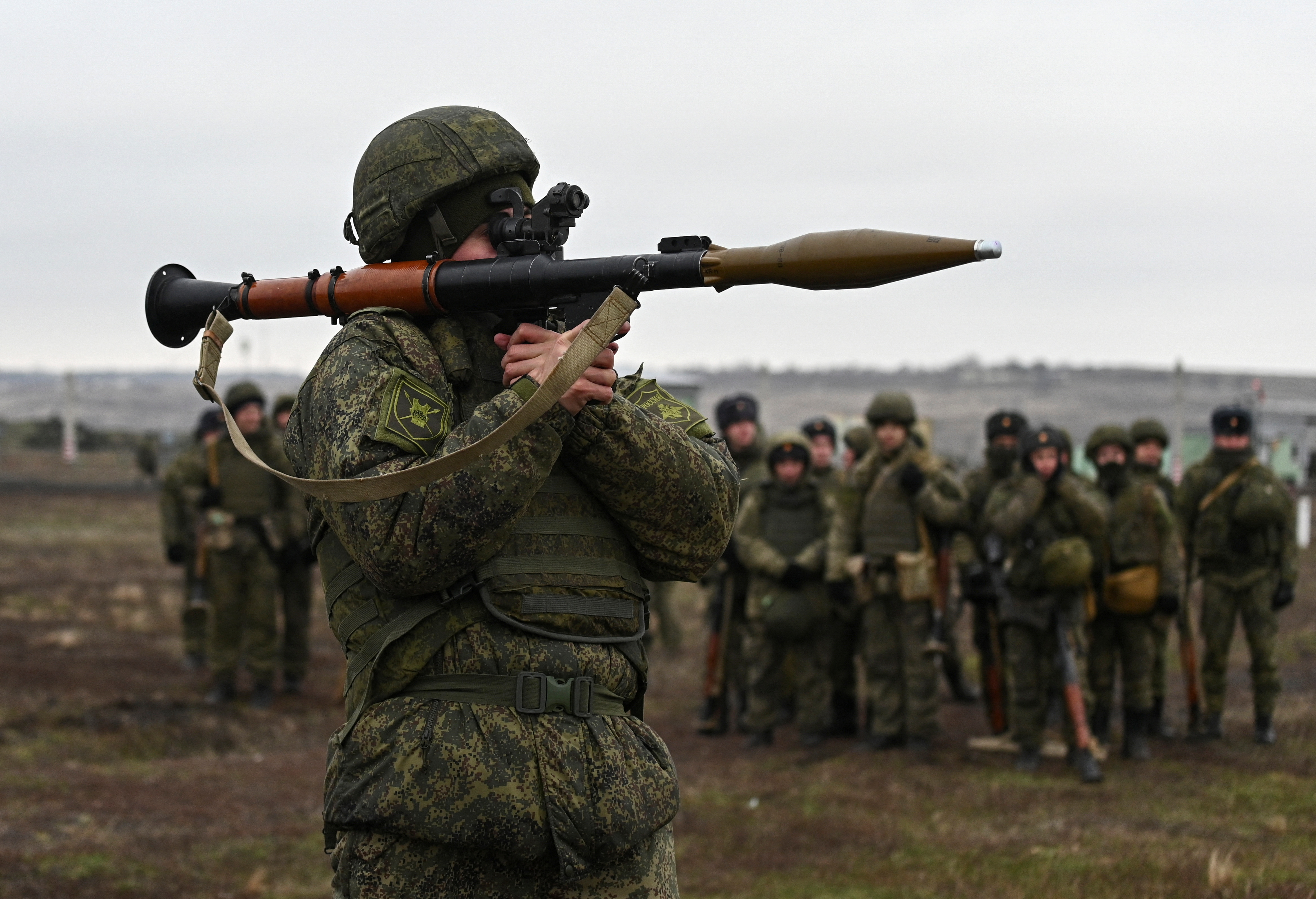 Ένας χειριστής χειροβομβίδων των ρωσικών ενόπλων δυνάμεων συμμετέχει σε ασκήσεις μάχης στην περιοχή Kadamovsky στην περιοχή του Ροστόφ, Ρωσία, 14 Δεκεμβρίου 2021. REUTERS/Sergey Pivovarov