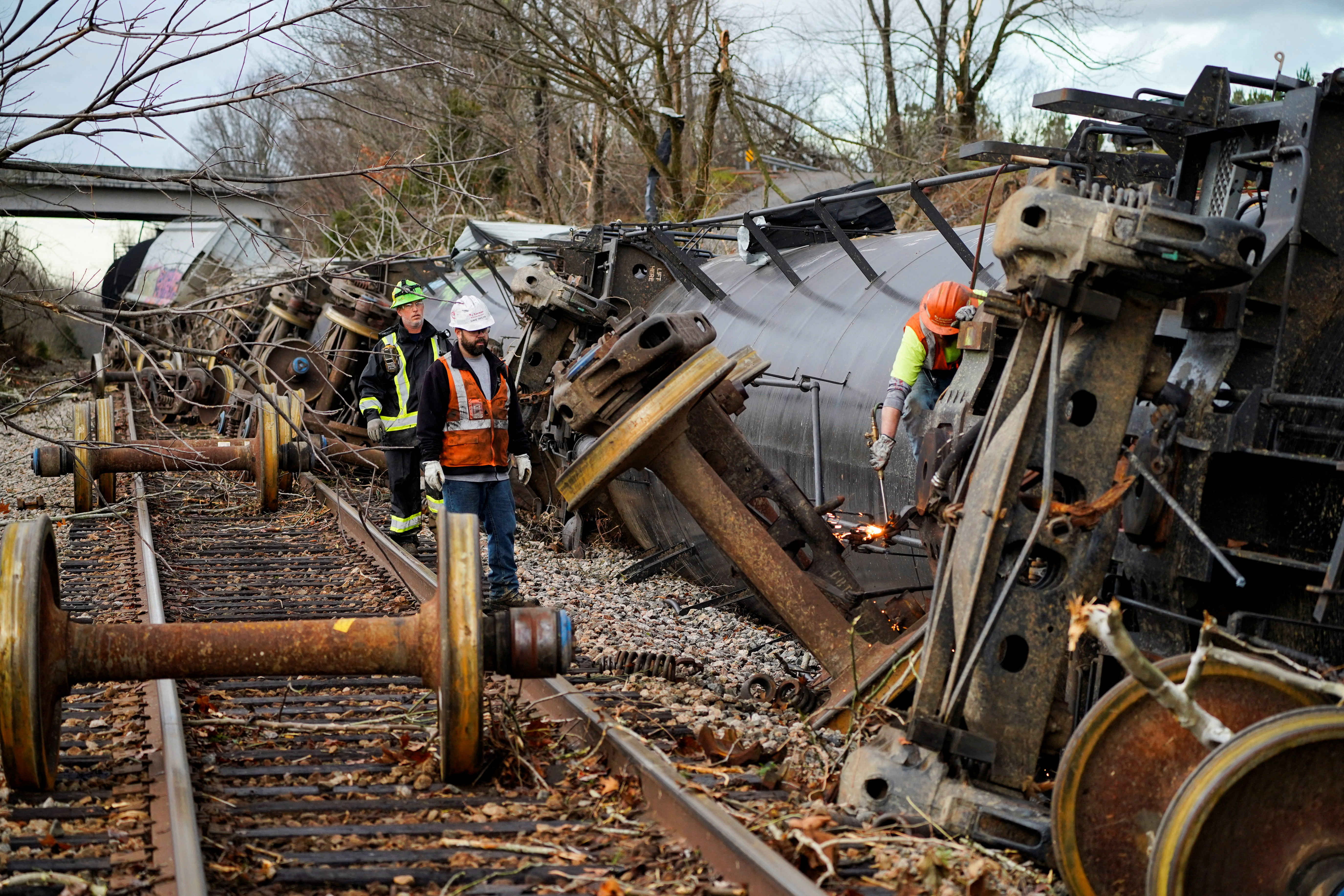 Pessoas trabalham no local de um descarrilamento de trem após uma devastadora erupção de tornados que atingiu vários estados dos EUA em Earlington, Kentucky, EUA, 11 de dezembro de 2021. REUTERS / Cheney Orr