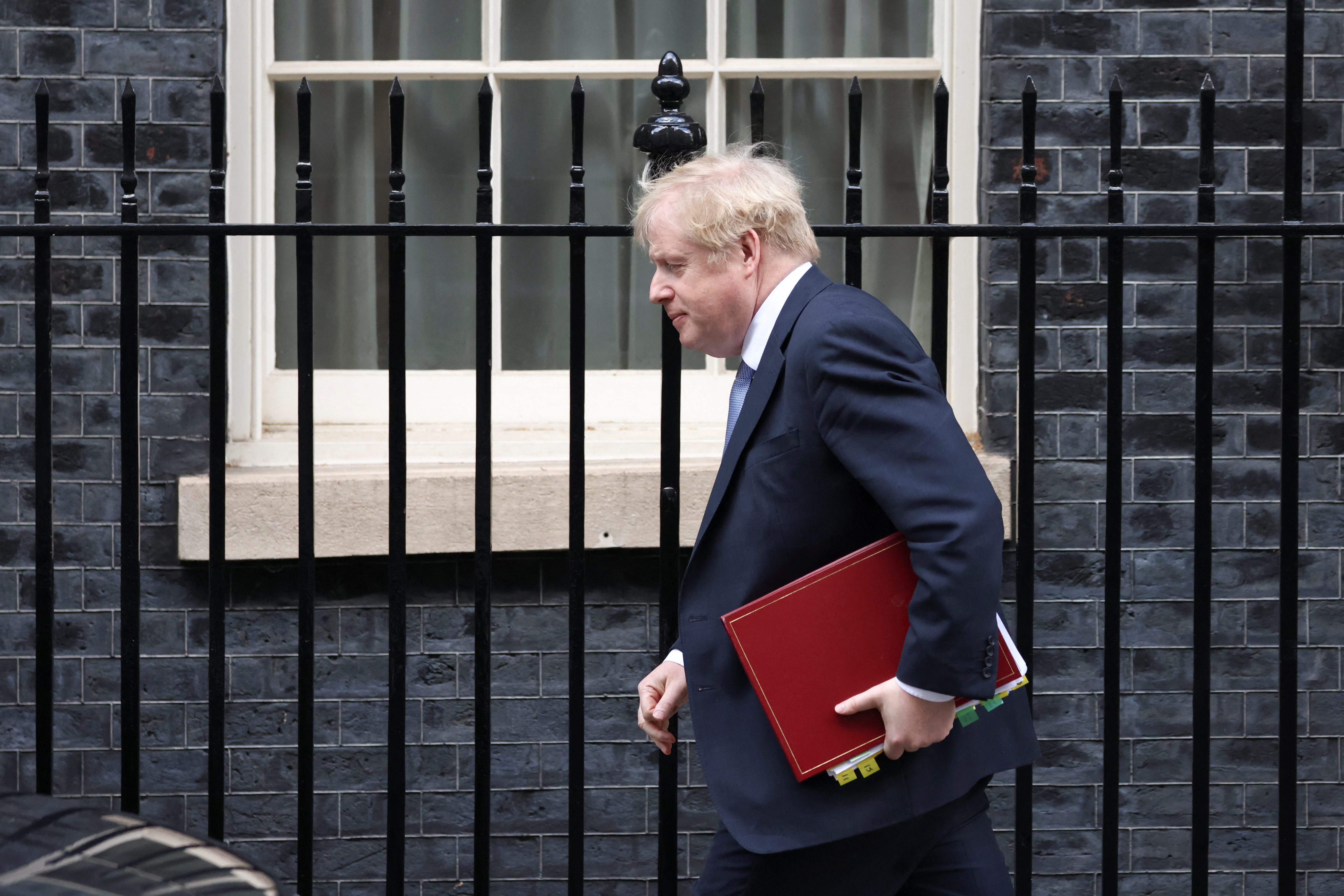 Մեծ Բրիտանիայի վարչապետ Բորիս Ջոնսոնը քայլում է Լոնդոնի Դաունինգ փողոցից դուրս, Բրիտանիա, 9 փետրվարի, 2022թ.: REUTERS/Tom Nicholson