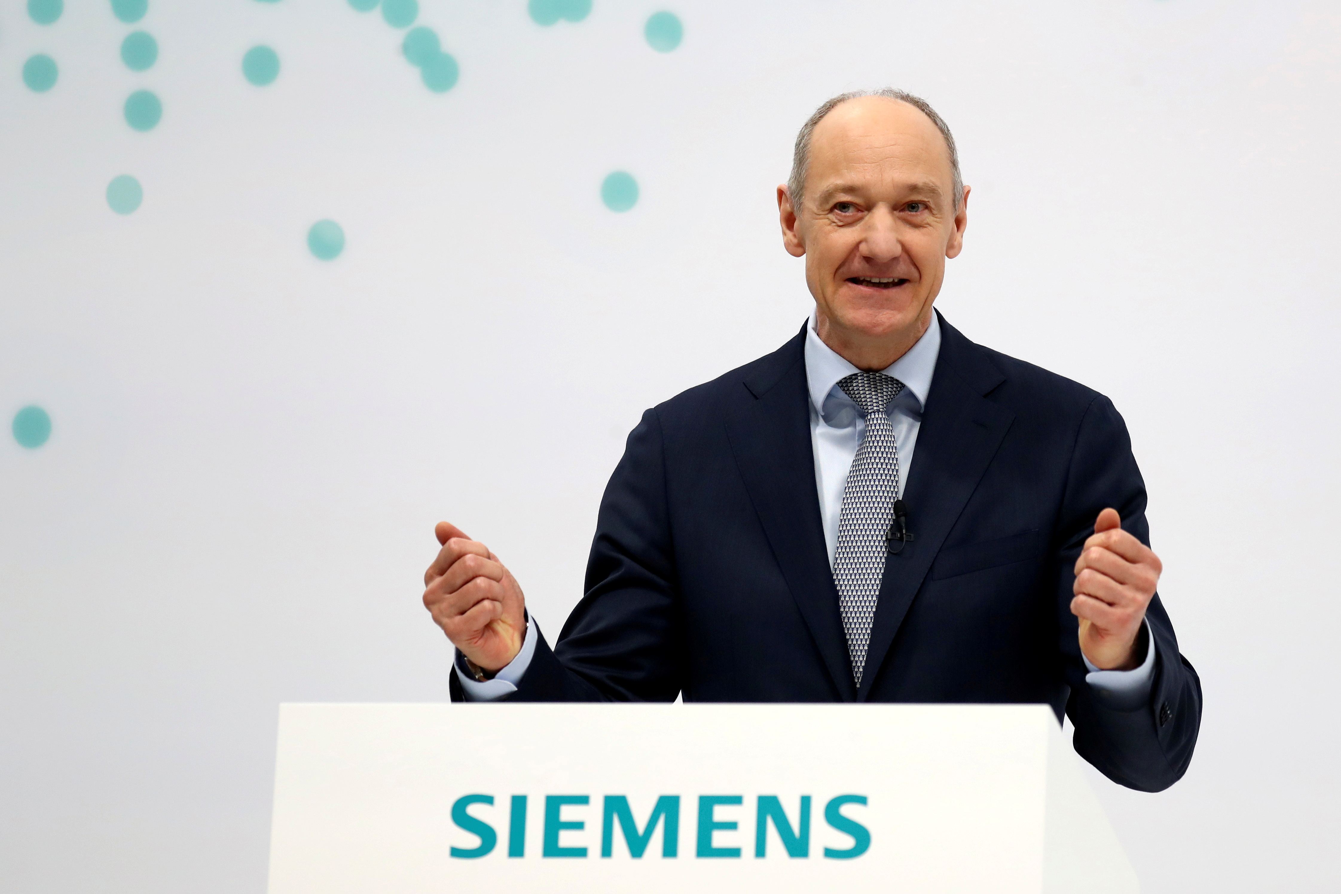 Siemens CEO Roland Busch gets 6.94 mln euros for 2021 | Reuters