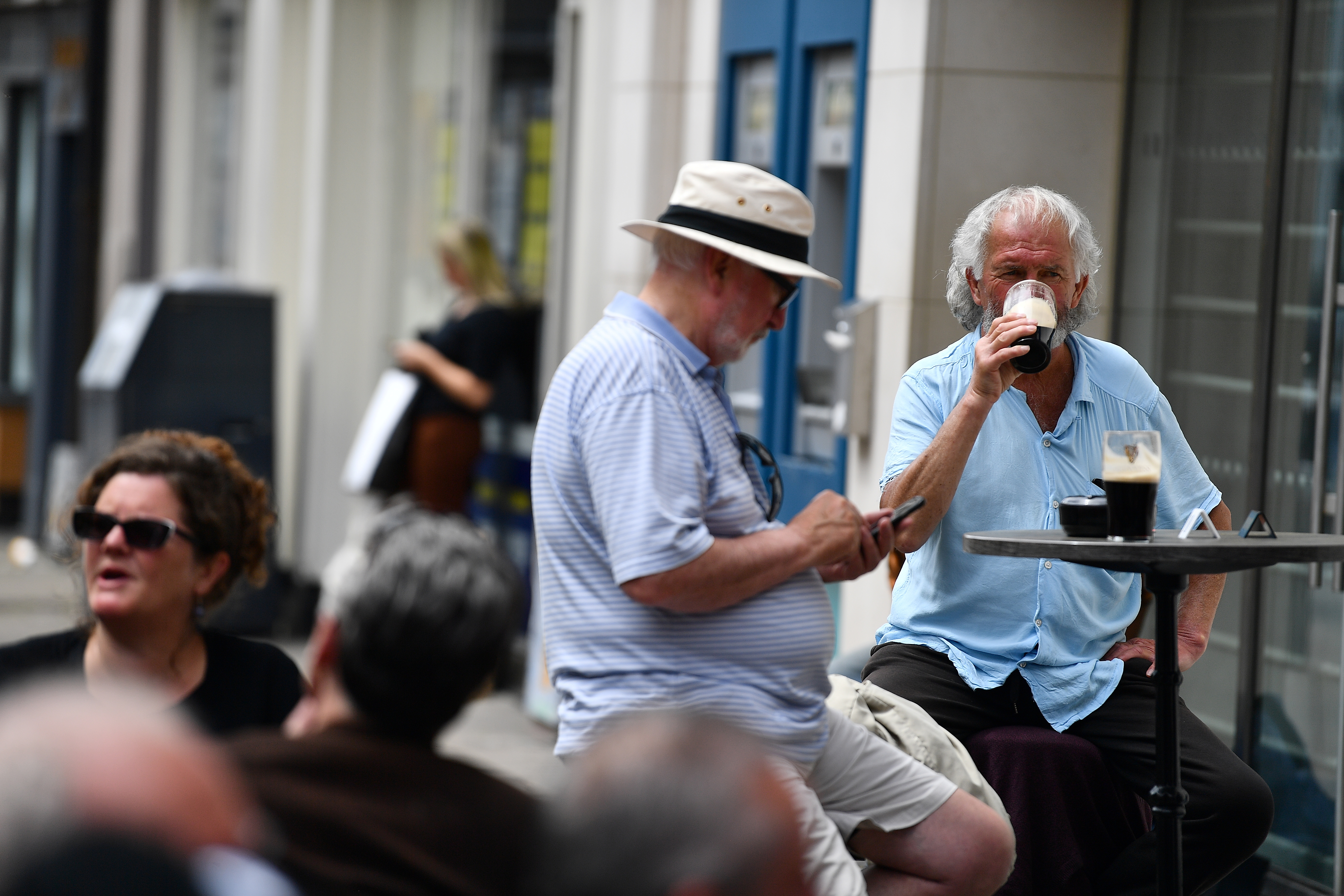 Les gens apprécient les repas en plein air alors que les services en plein air dans les restaurants et les bars recommencent en Irlande alors que les restrictions s'assouplissent à la suite de l'épidémie de maladie à coronavirus (COVID-19), à Galway, en Irlande, le 7 juin 2021. REUTERS / Clodagh Kilcoyne