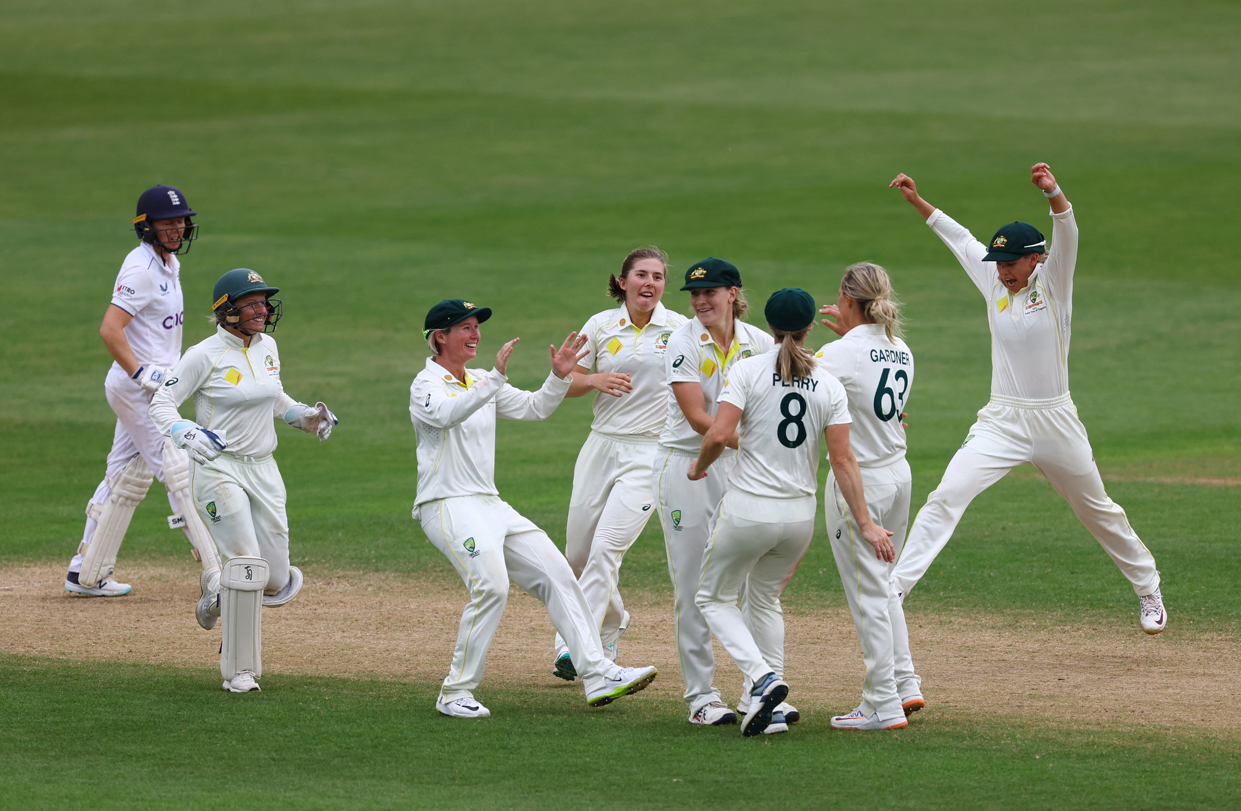 Cricket Dispute Has Australia Leading England in the Ashes - The New York  Times