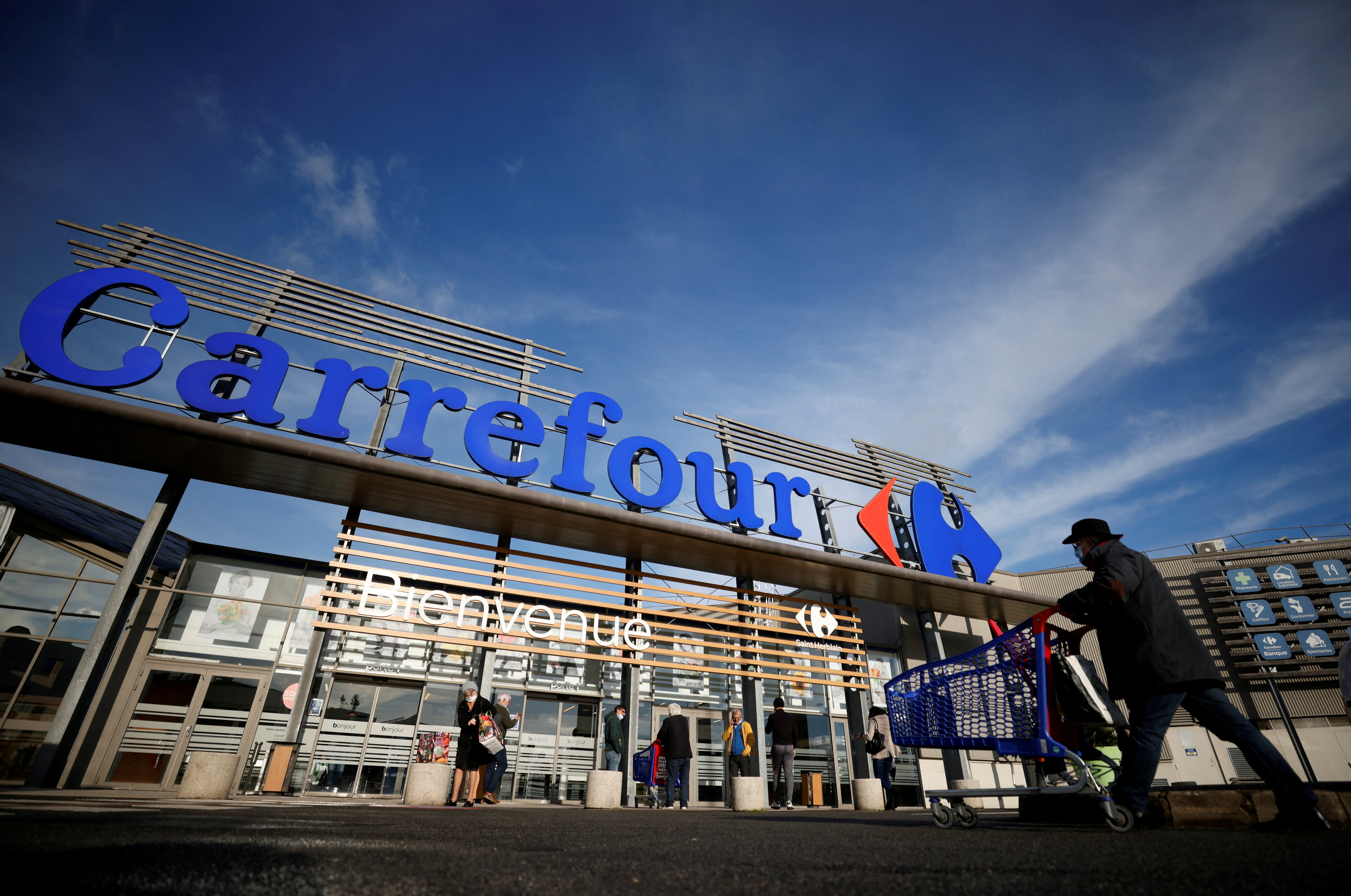 Carrefour raises 2022 savings goal, confident on second half | Reuters