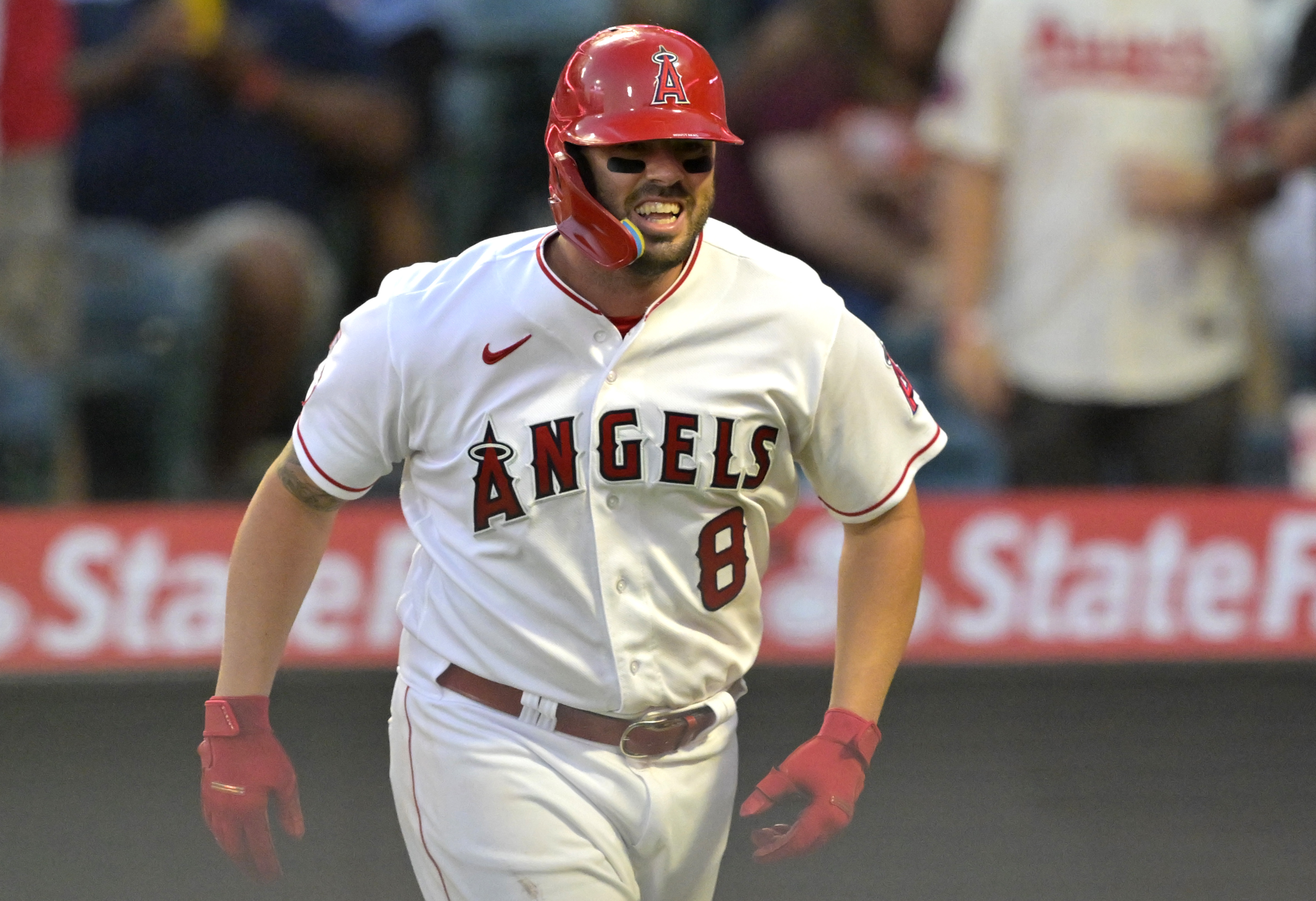 Eugenio Suarez absolutely crushes a two-run bomb to put the M's on top in  the first : r/baseball