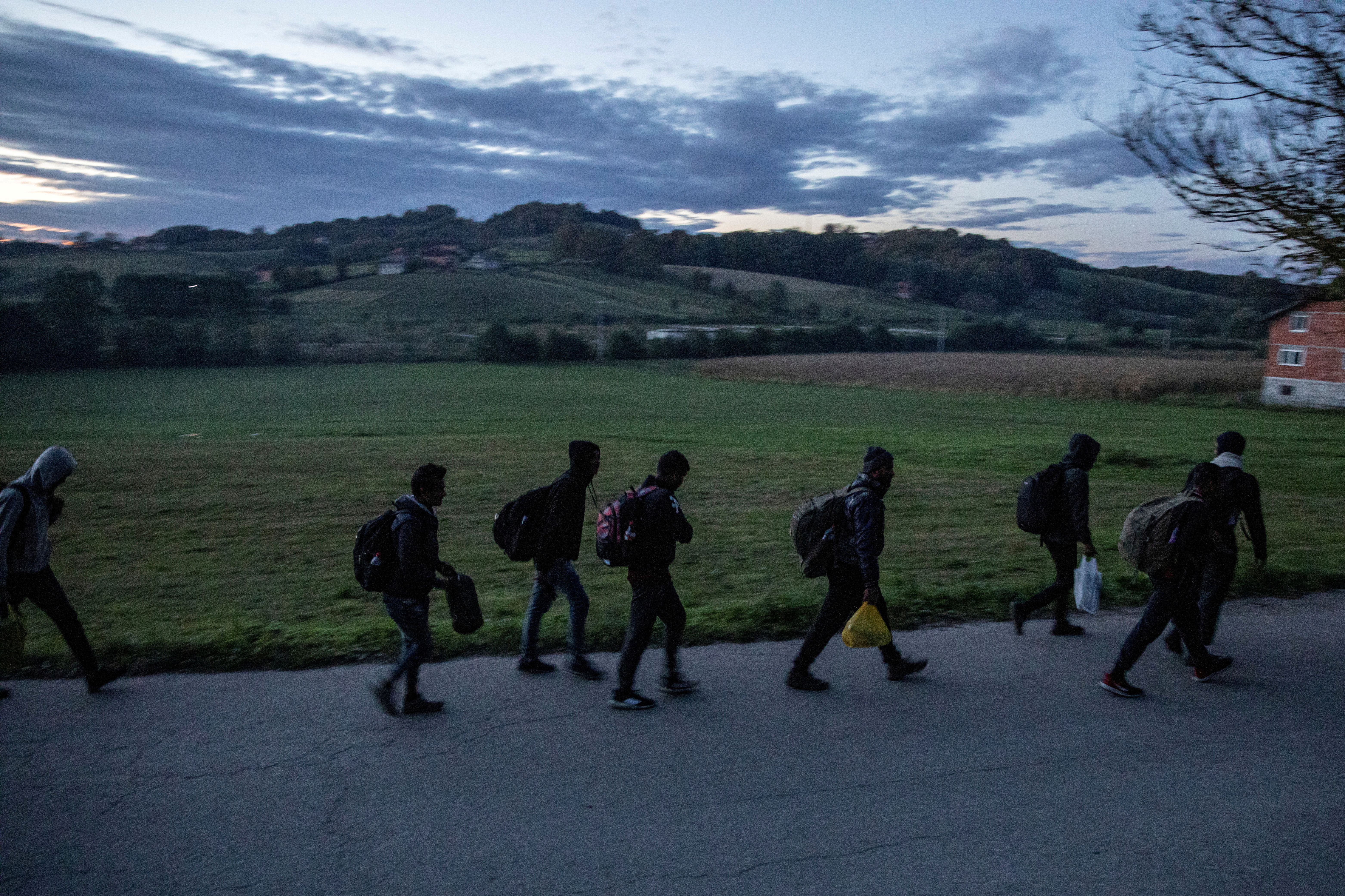Les migrants marchent vers la frontière bosno-croate pour tenter de la traverser ce qu'ils appellent 