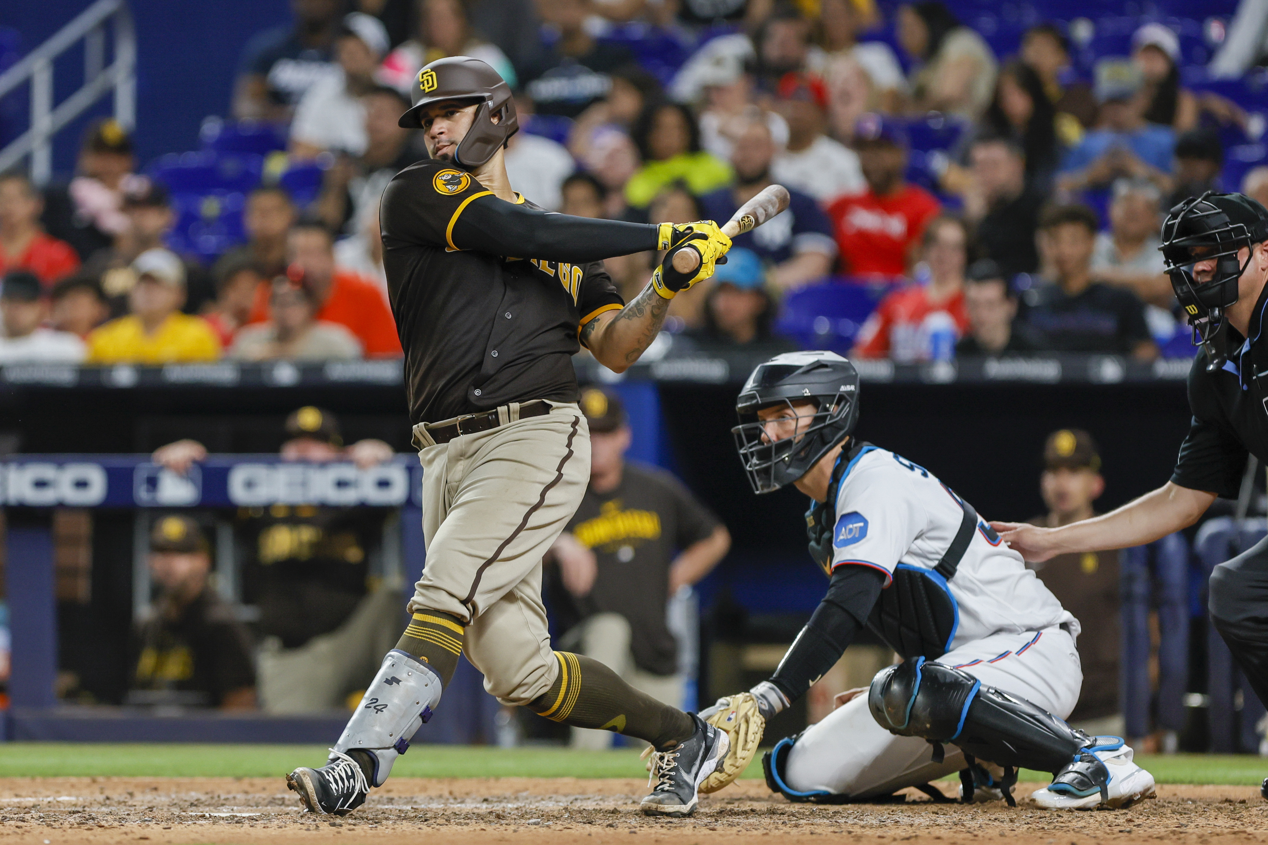 Padres rally past Marlins with five in ninth