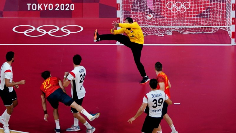 Tokyo 2020 Olympics - Handball - Men - Bronze medal match - Egypt v Spain - Yoyogi National Stadium - Tokyo, Japan - August 7, 2021. Antonio Jesus Garcia of Spain scores a goal REUTERS/Susana Vera