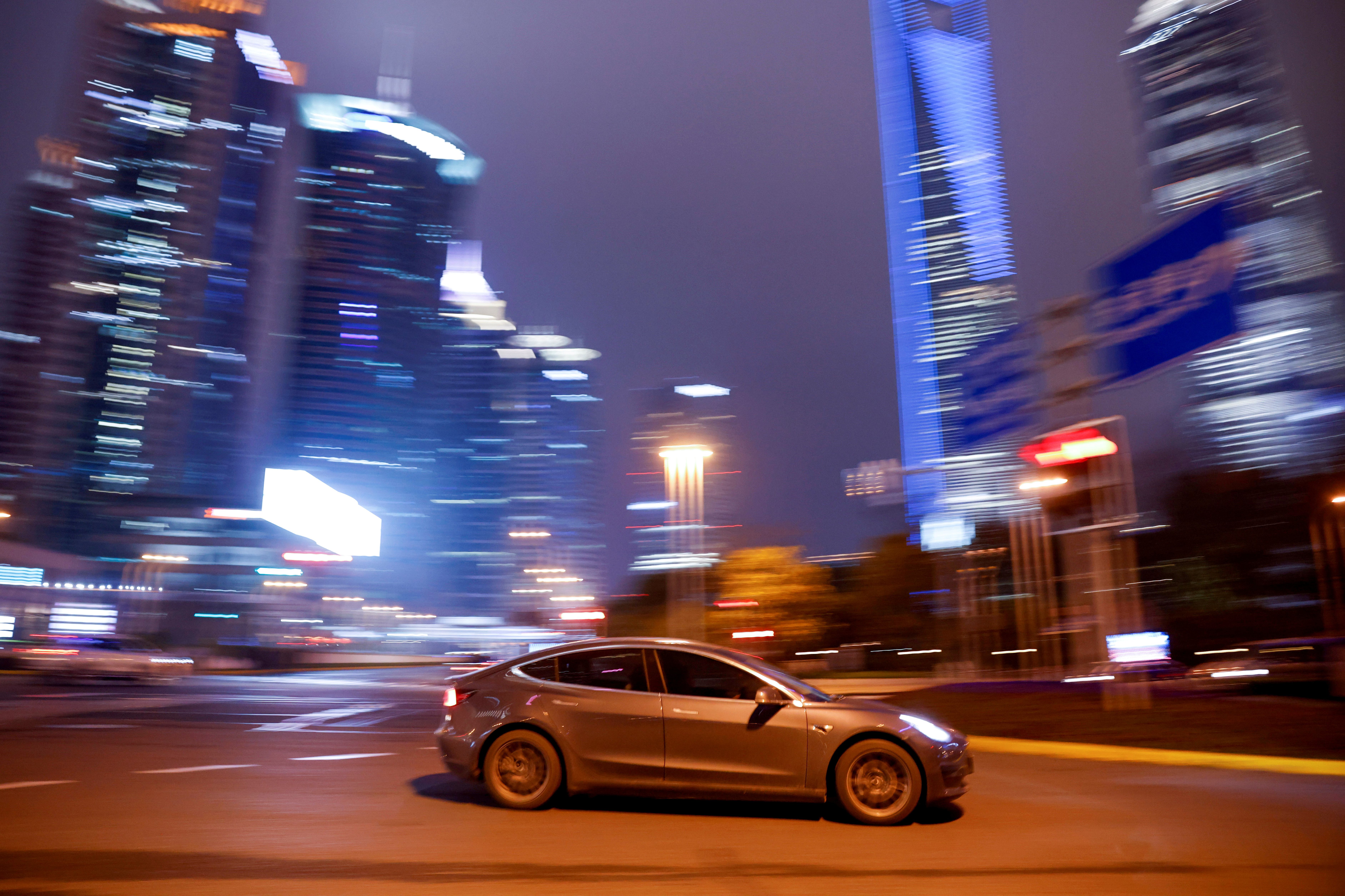 Un coche eléctrico Tesla pasa por una intersección en Shanghái
