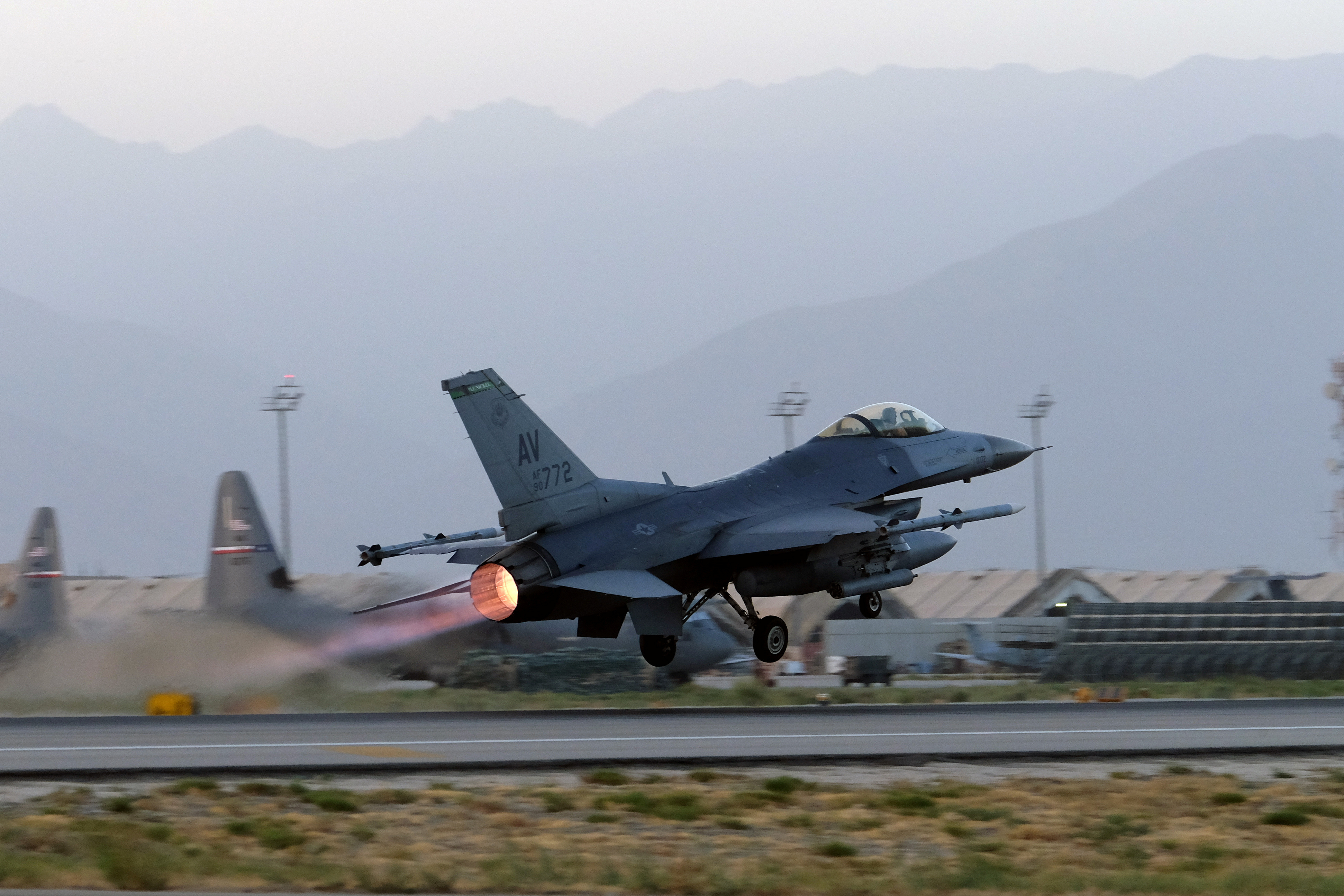 Máy bay F-16 Fighting Falcon của Không quân Hoa Kỳ cất cánh cho một nhiệm vụ vào ban đêm tại Sân bay Bagram