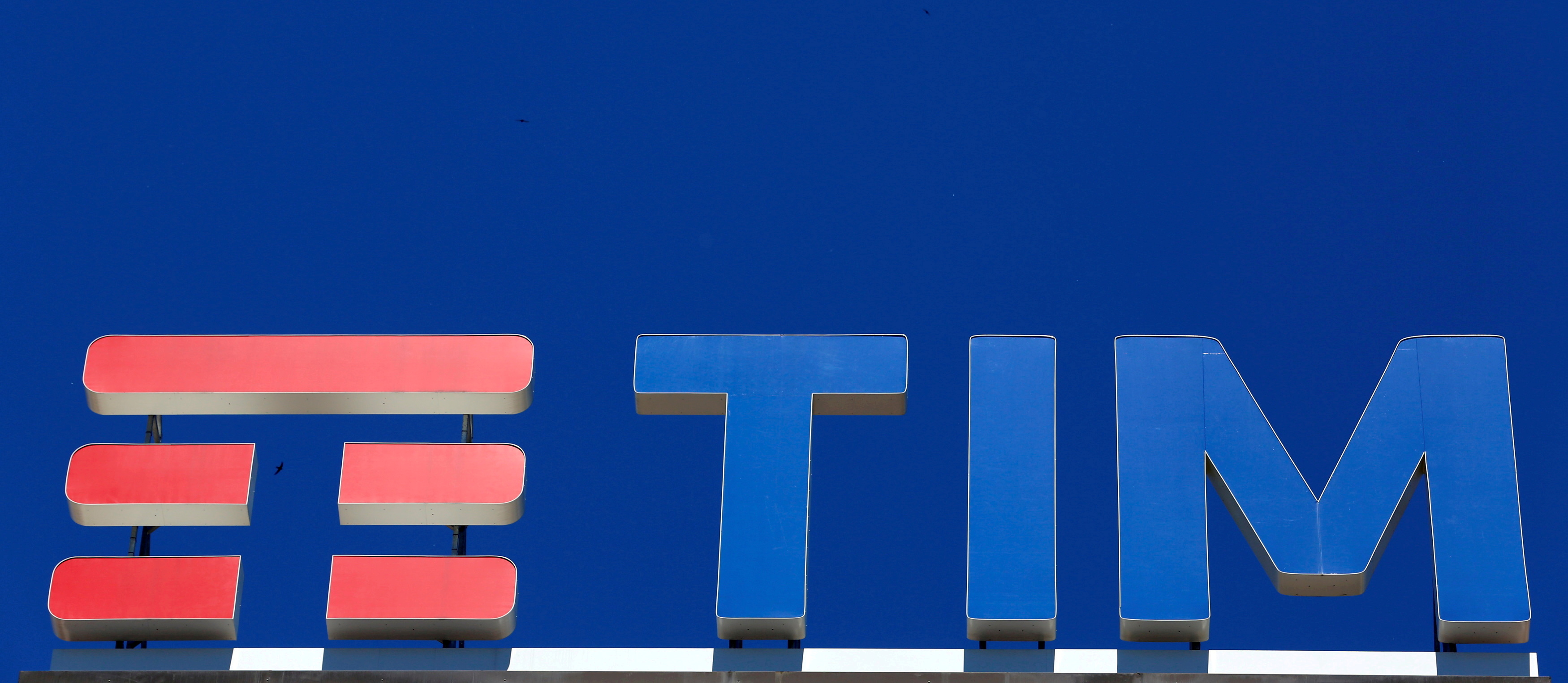 Il logo Telecom Italia (TIM) a Milano
