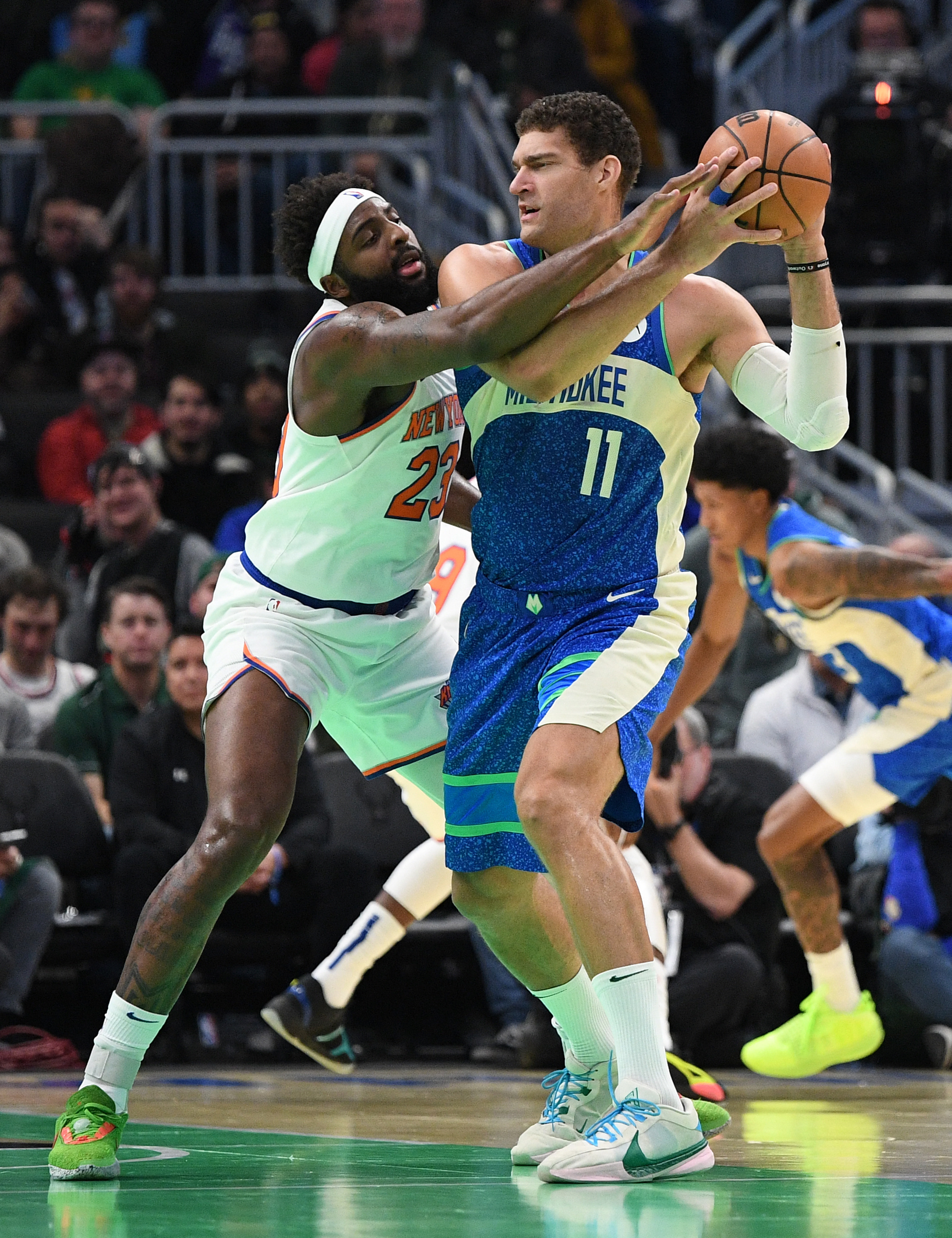 Bucks rout Knicks, advance to tournament semis