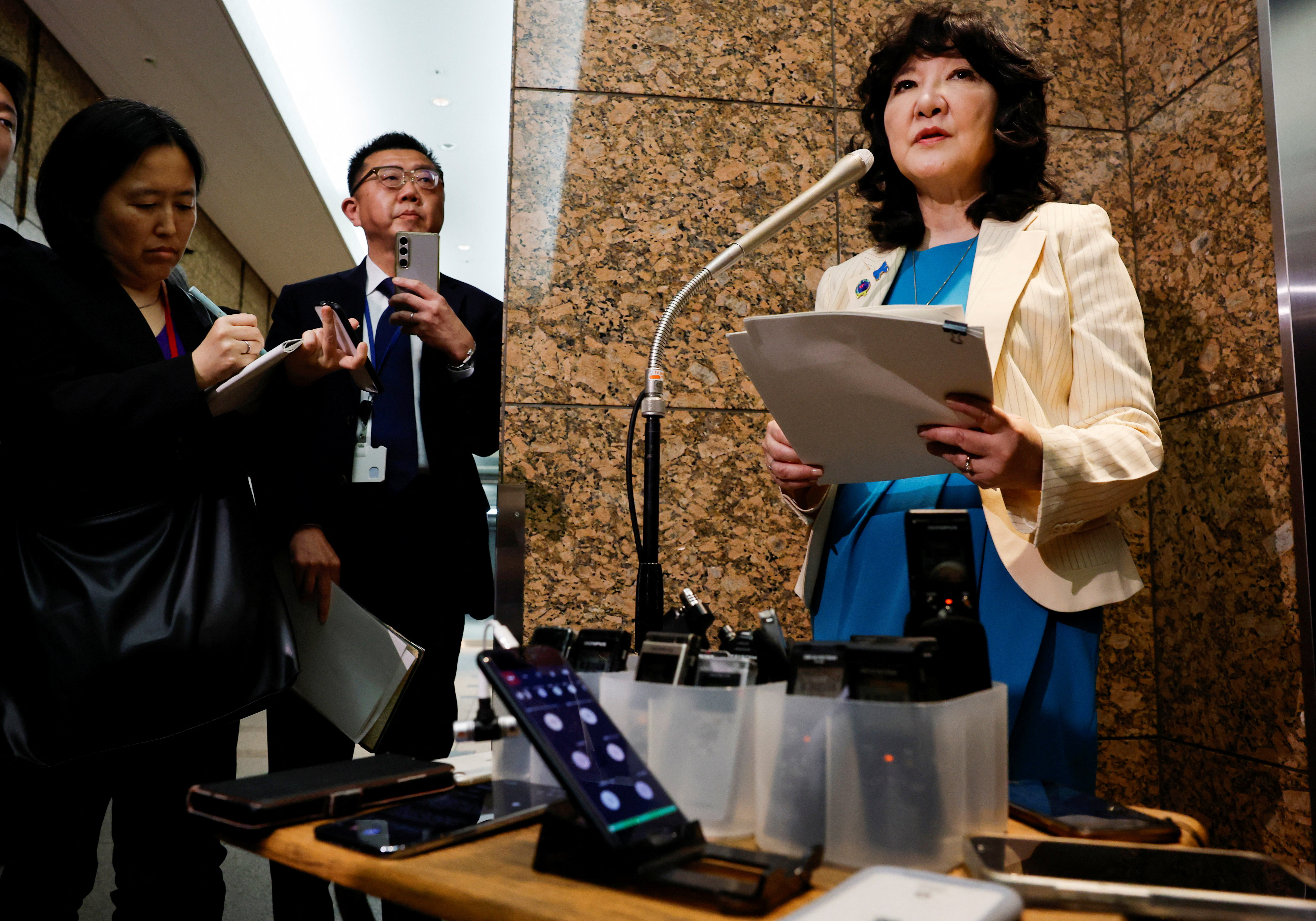 為替円安、断固たる措置近くとけん制 三村財務官「これは最後の退避