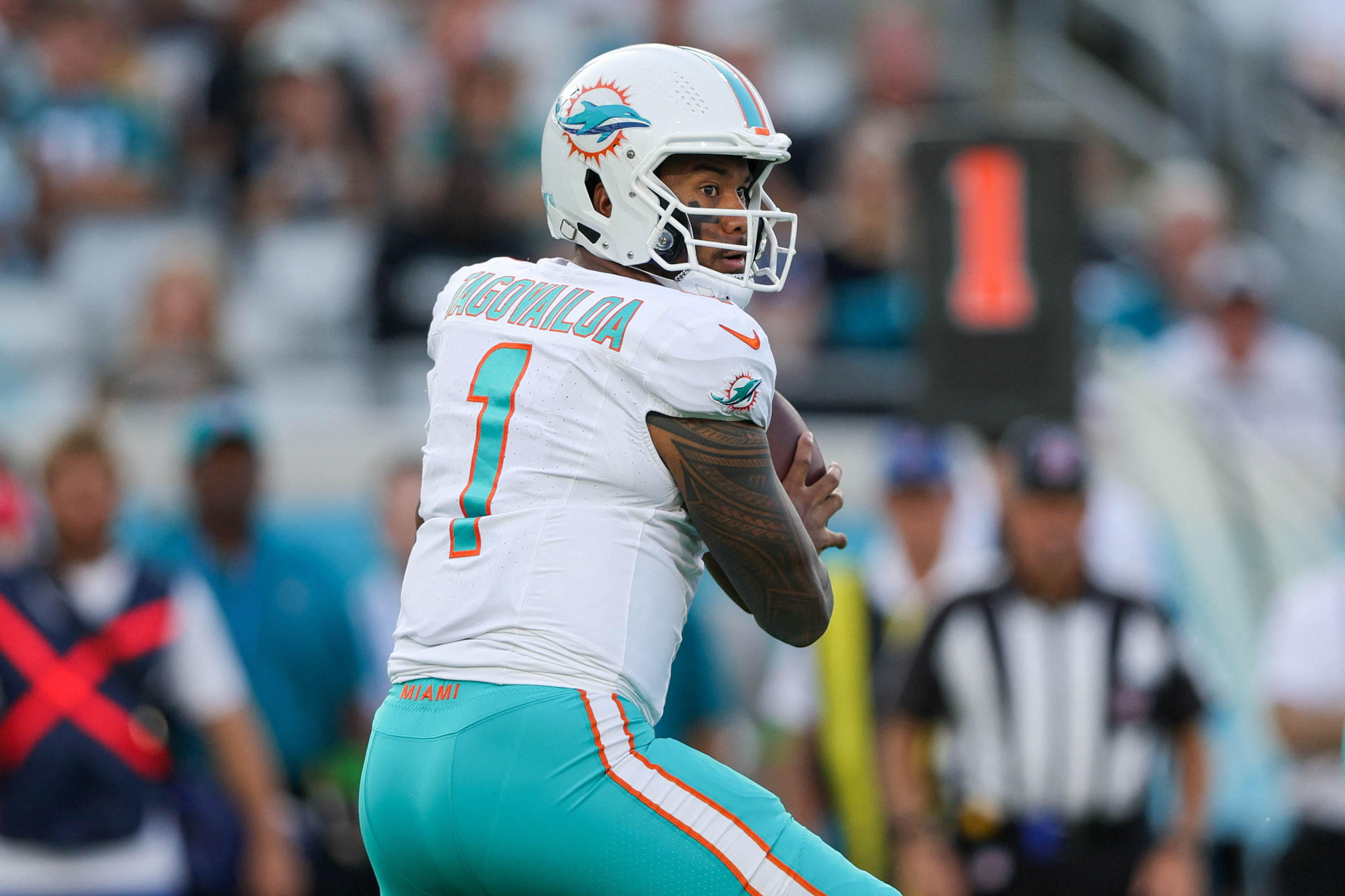 Miami Dolphins-Jacksonville Jaguars: NFL game action, EverBank Stadium