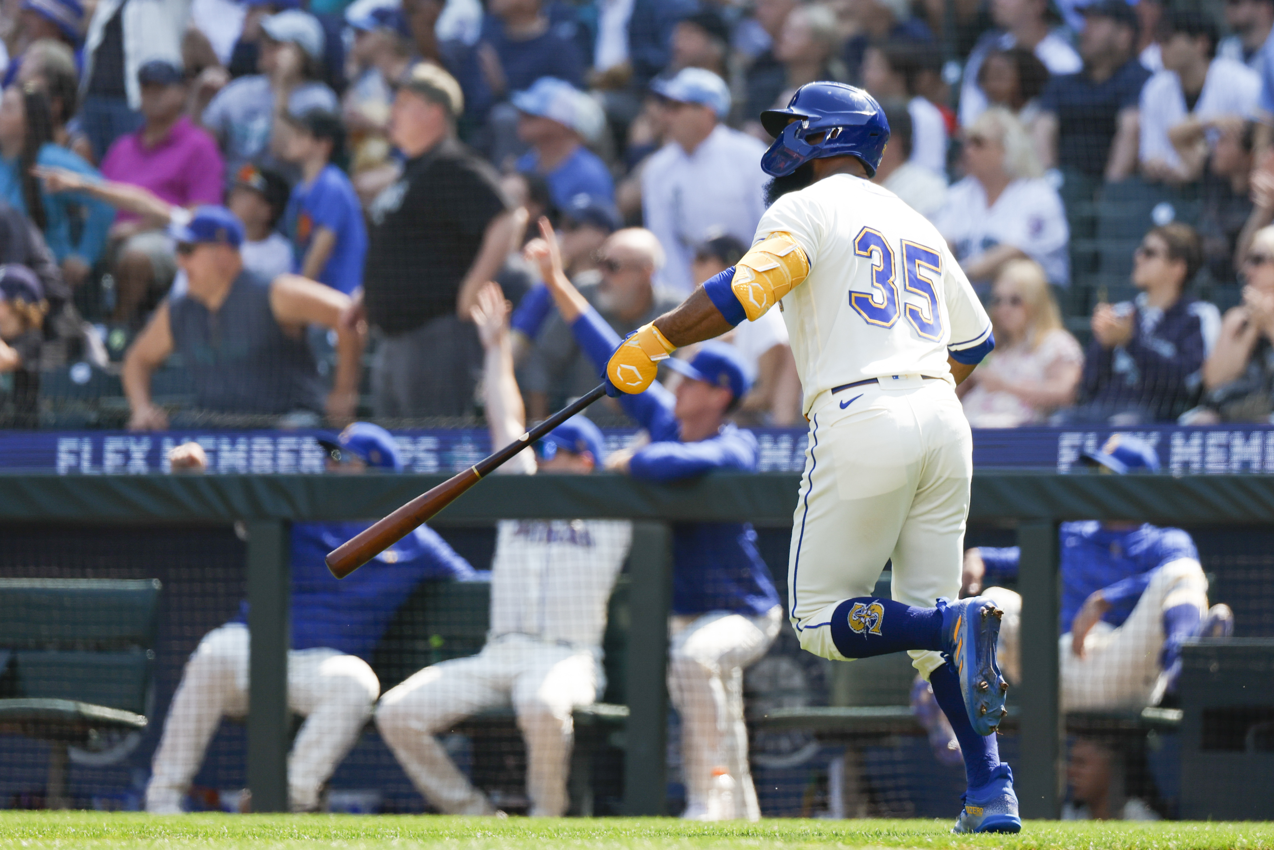 Mariners remain hot, dispatch Royals