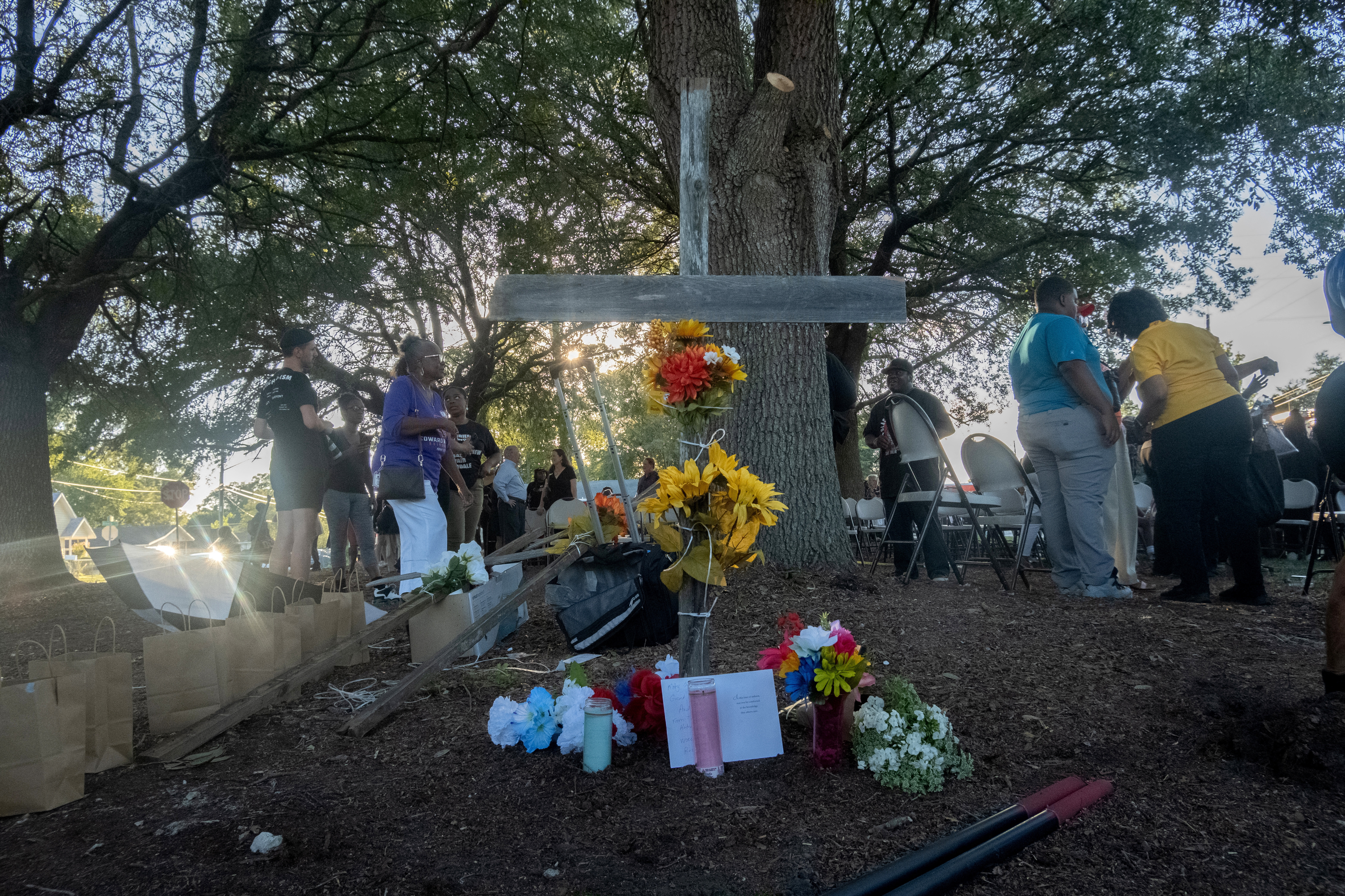 Les personnes en deuil assistent à une veillée de prière à Jacksonville