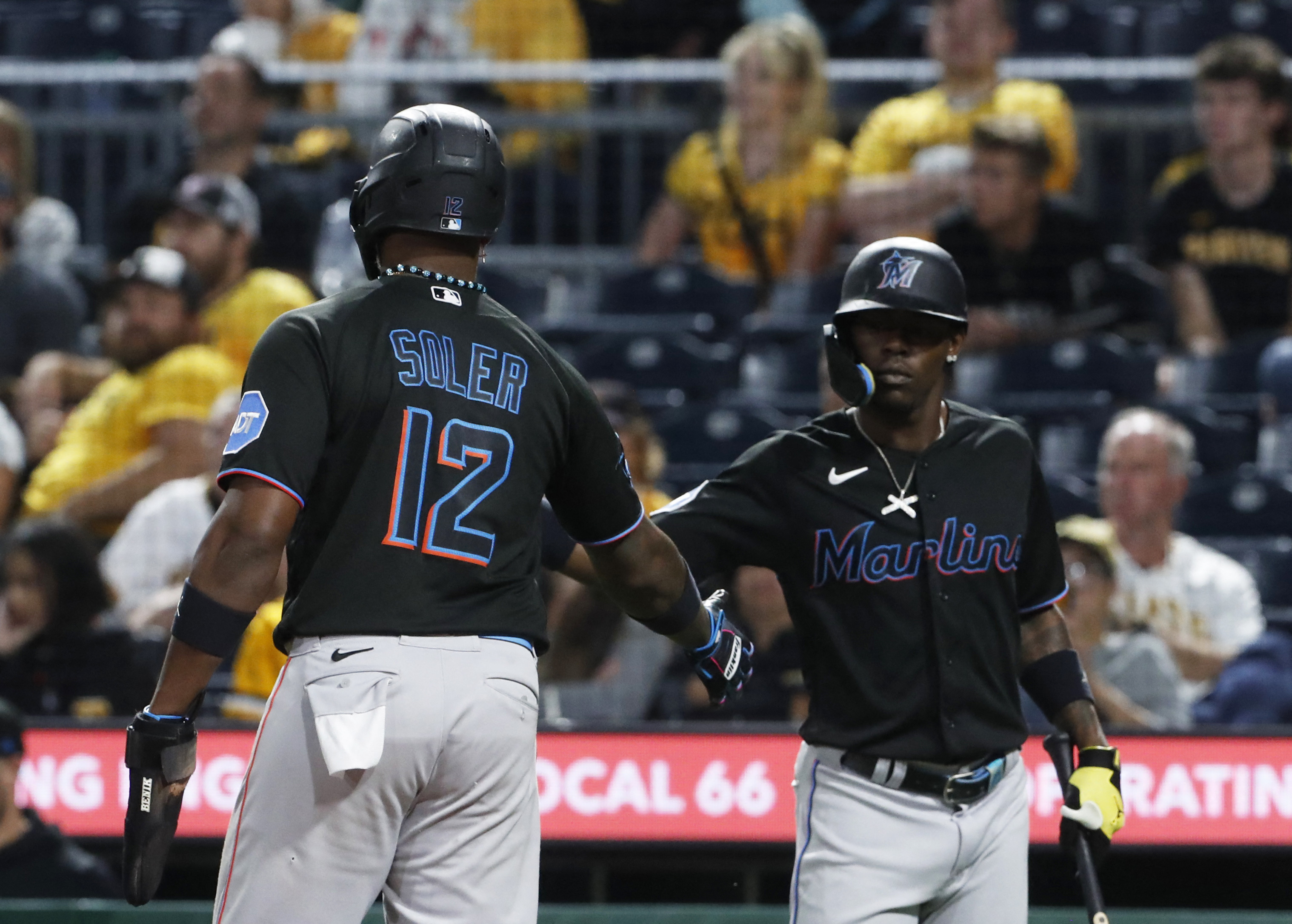 Marlins come back late to top Pirates