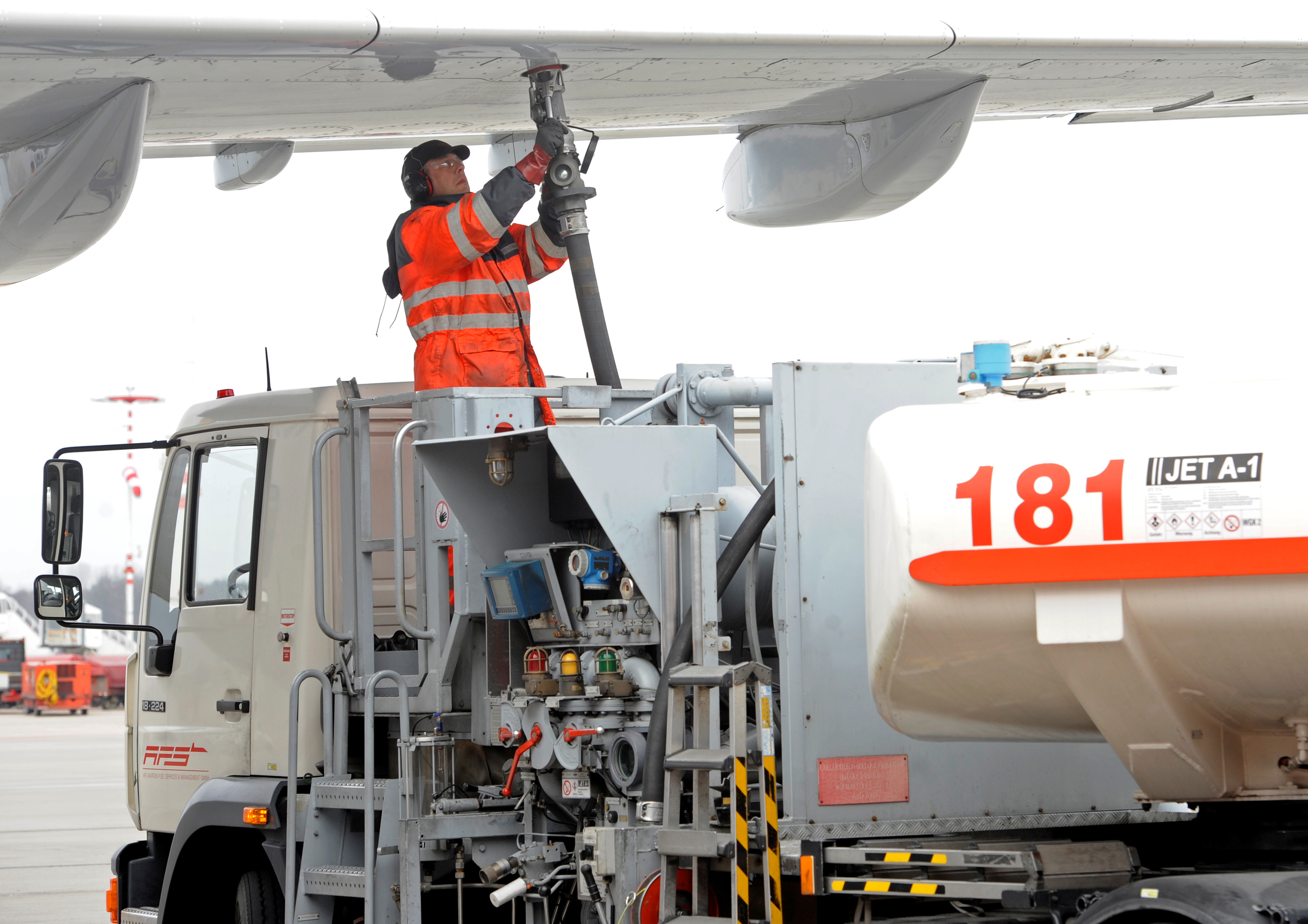 A worker fills an Airbus jet with aviation fuel at Fuhlsbuettel airport in Hamburg, March 14, 2012.  REUTERS/Fabian Bimmer/File Photo