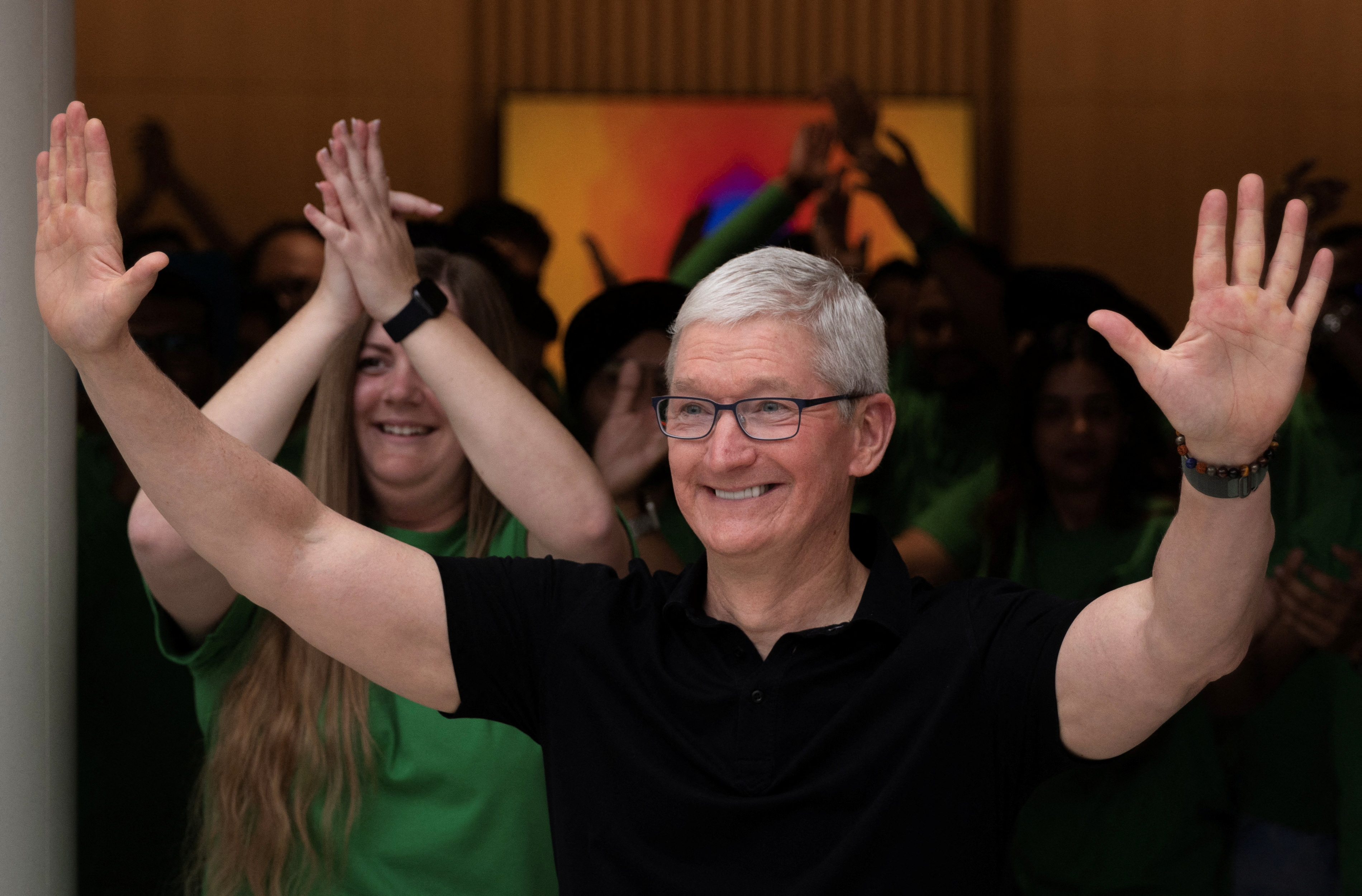 Apple CEO'su Tim Cook, Yeni Delhi'deki bir Apple perakende mağazasının açılışı sırasında jest yapıyor