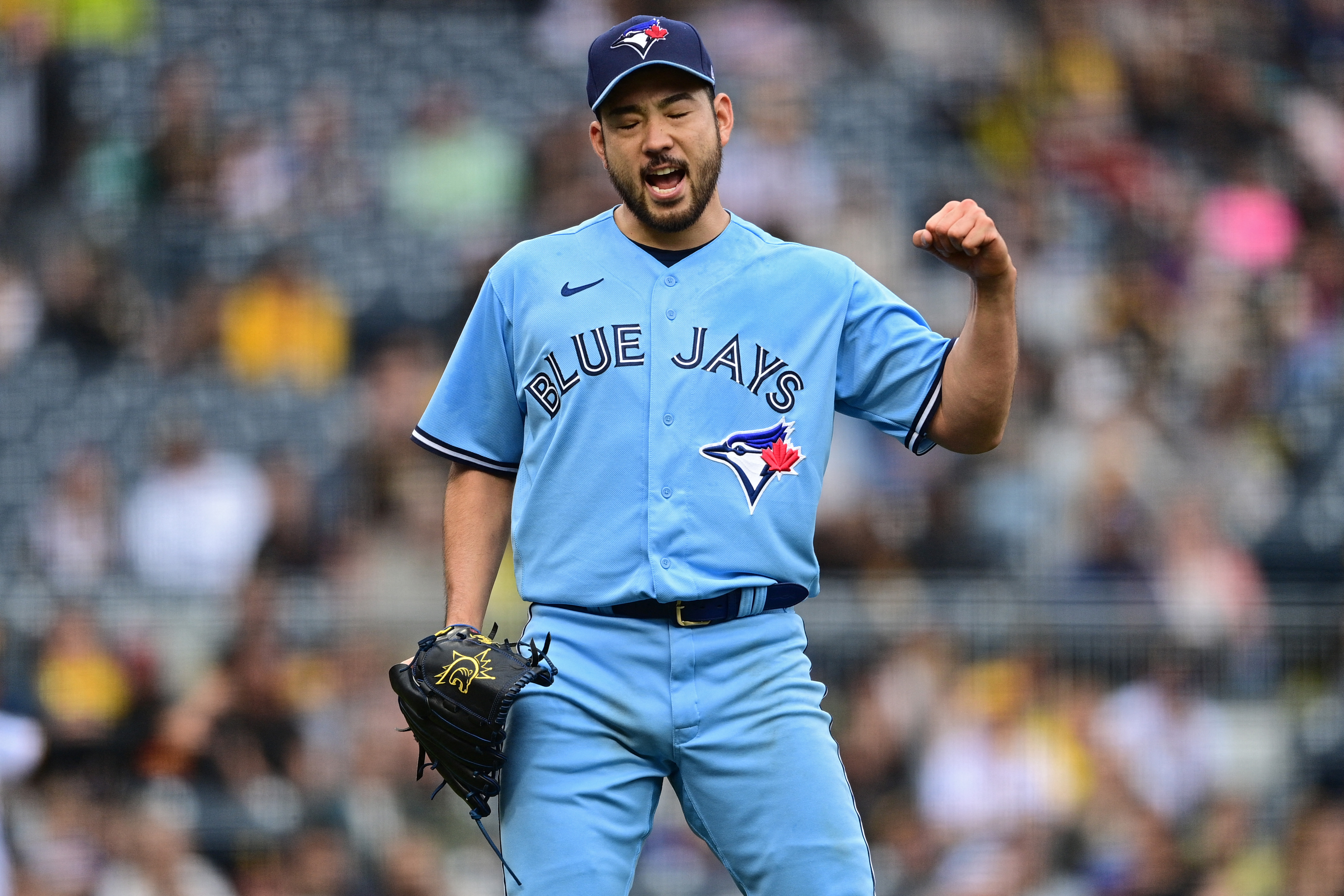 Blue Jays rout stumbling Pirates to complete sweep