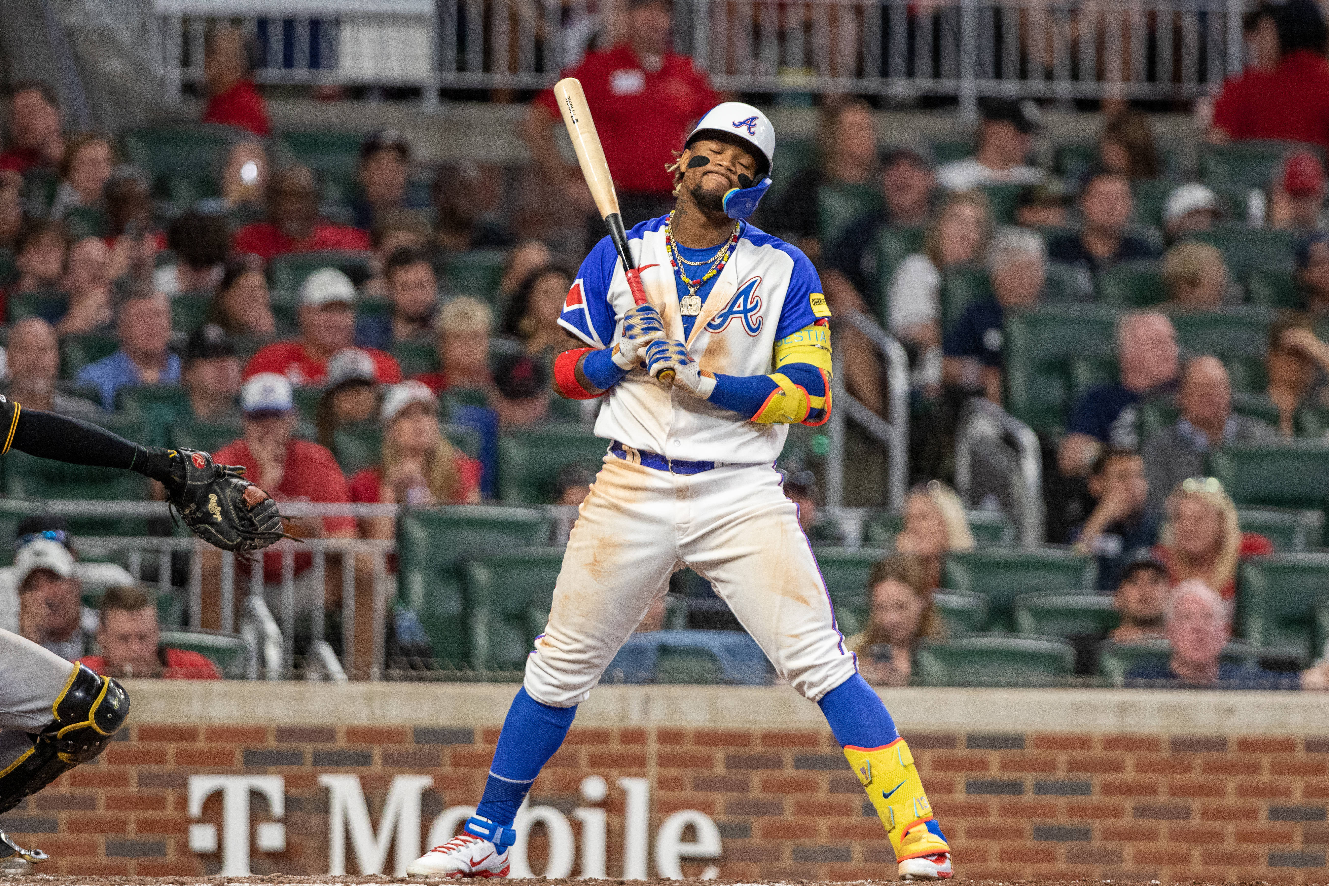 Reynolds hits 2-run homer as Pirates' 8-4 win delays Braves clinching  playoff spot