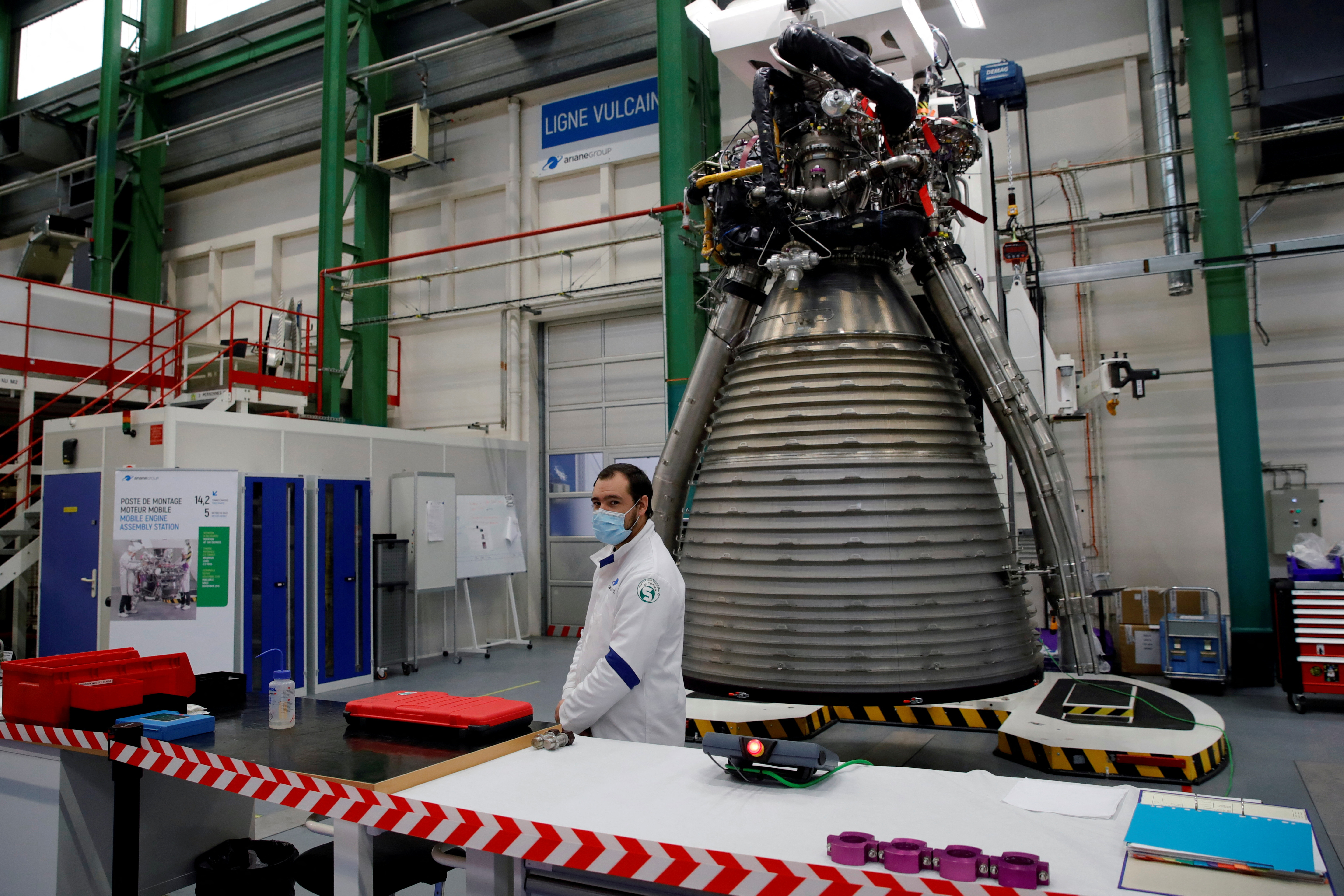 Un employé du groupe Ariane se tient devant le moteur Vulcan 2.1 d'une fusée Ariane 6, avant la visite du président français Emmanuel Macron à Vernon.