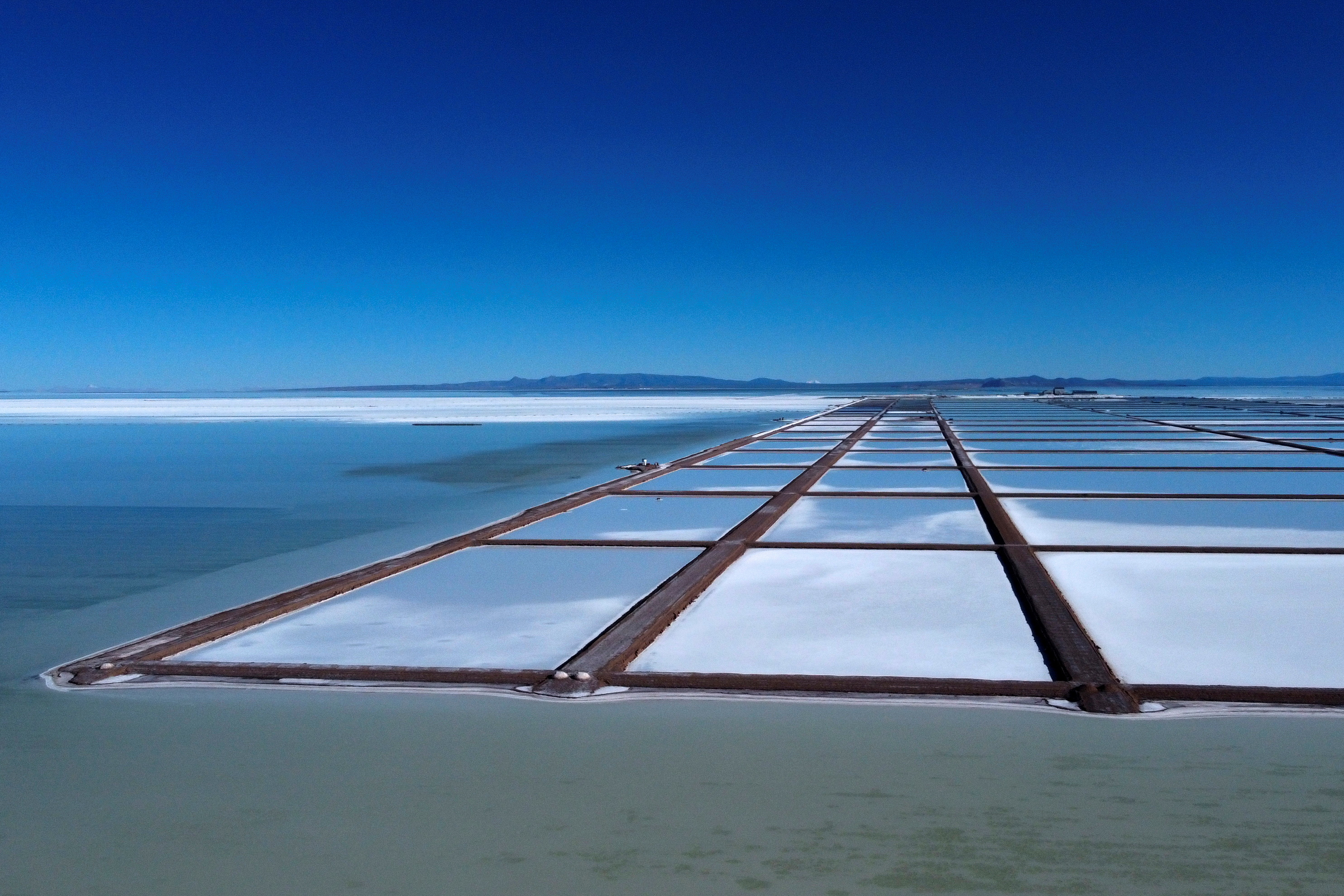 Evaporation pools for the extraction of lithium in Bolivia