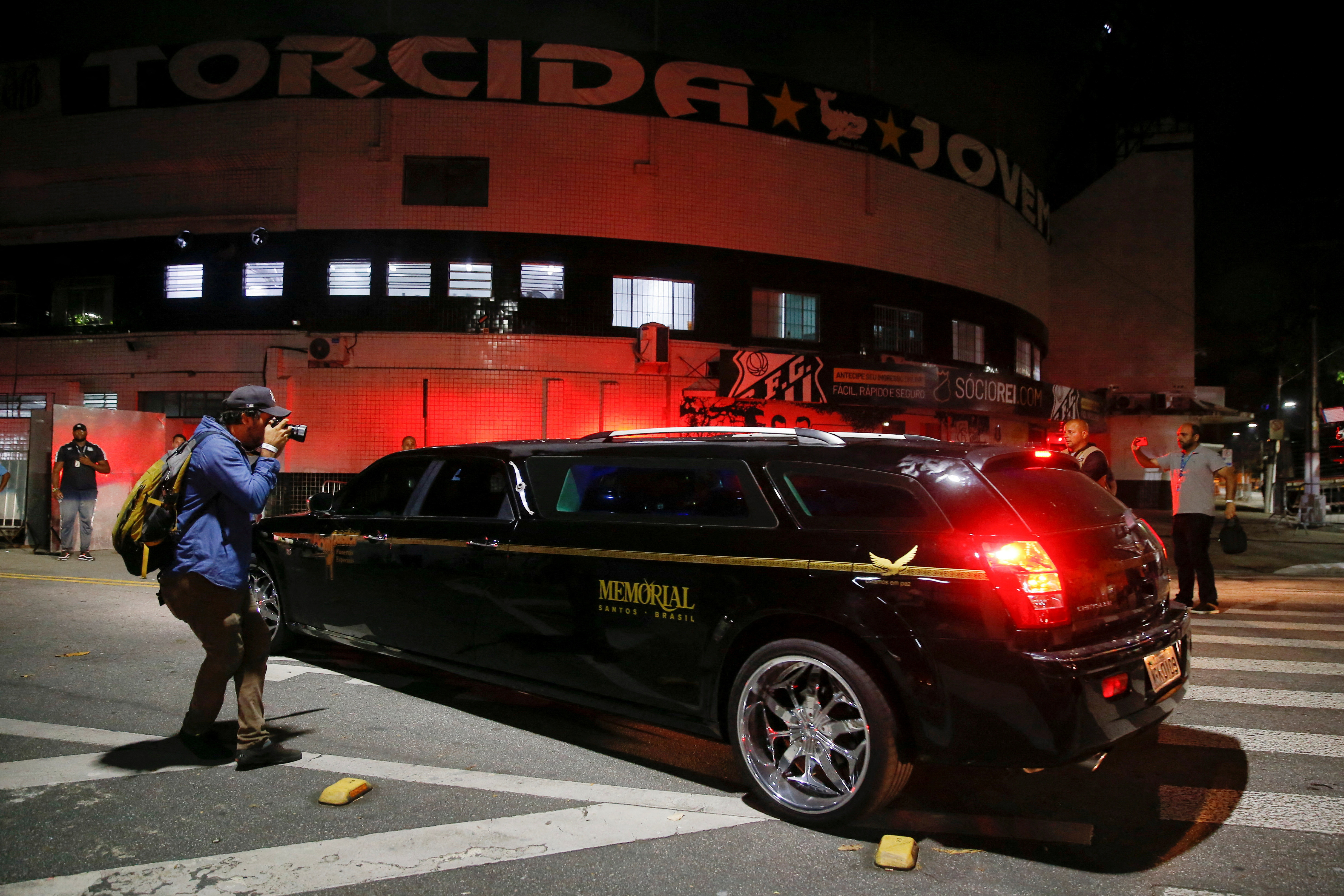 Carro com corpo de Pelé chega ao estádio Villa Belmiro, em Santos