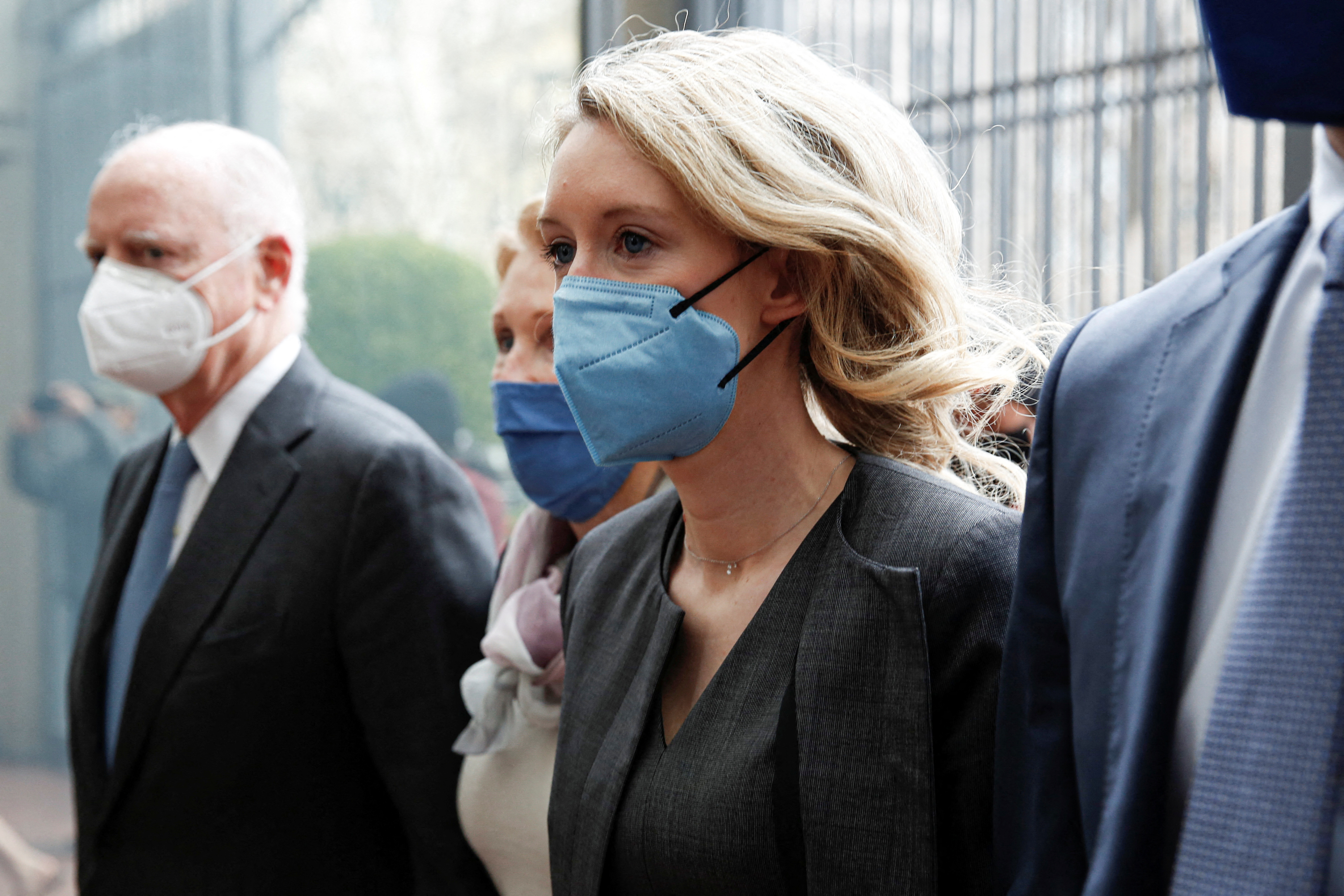 Theranos founder Elizabeth Holmes (center) arrives to attend her fraud trial at federal court in San Jose, California, U.S. January 3, 2022.  REUTERS/Brittany Hosea-Small