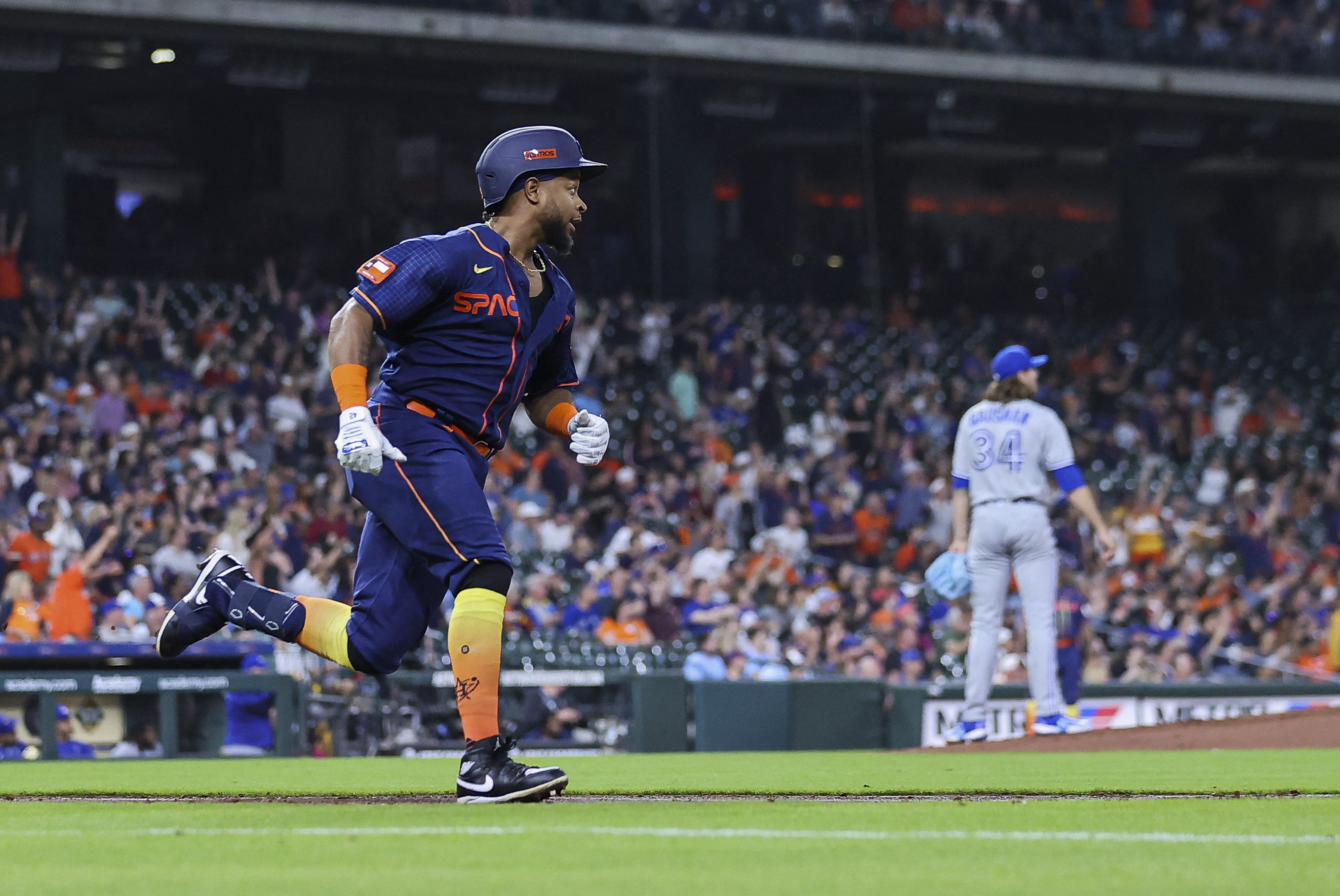 Astros roll a 7 in first inning, rout Blue Jays | Reuters