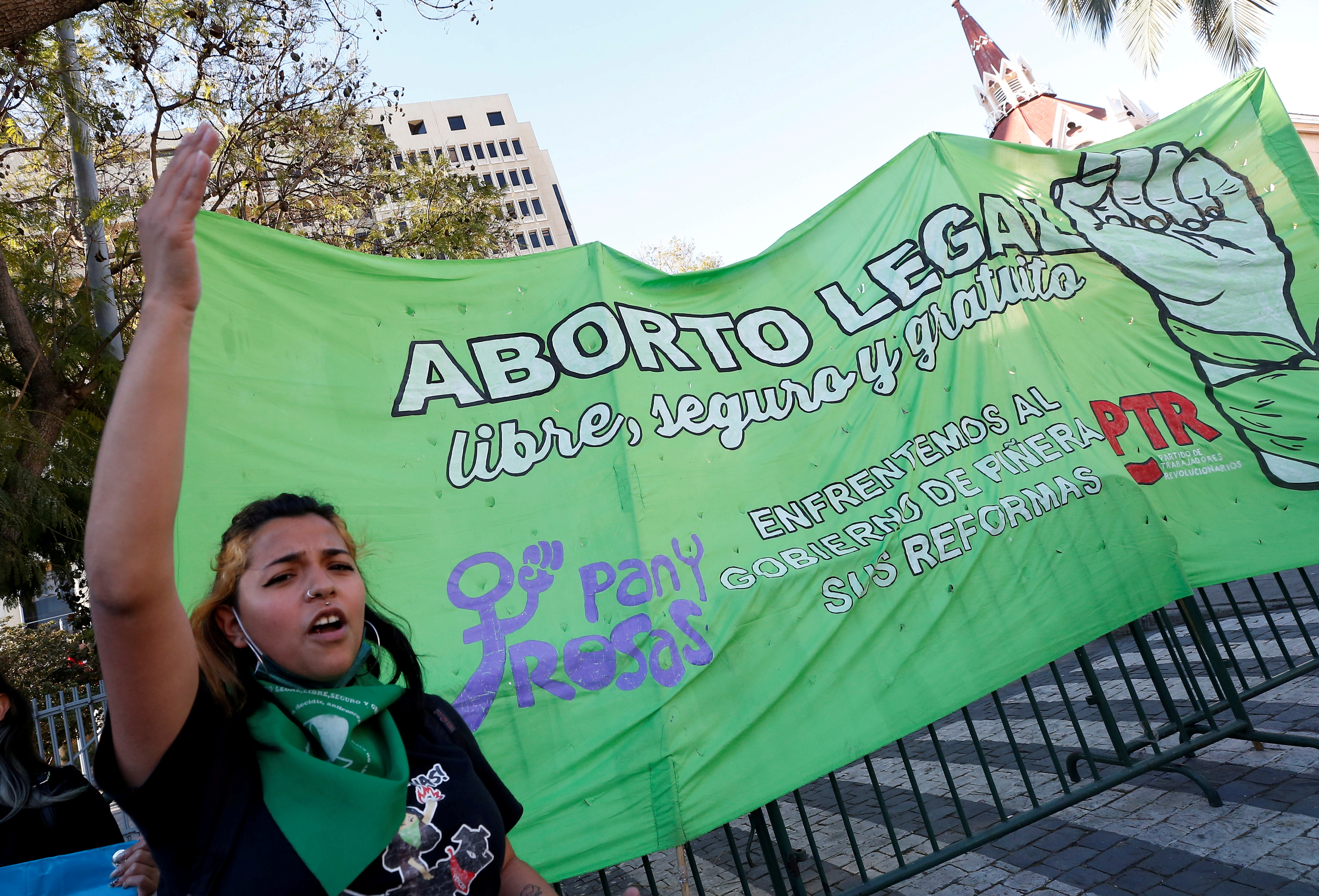 A pro-choice activist shout slogans outside Congress, where lawmakers are discussing a bill that decriminalises abortion until the 14th week of gestation, in Valparaiso, Chile September 28, 2021. REUTERS/Rodrigo Garrido/File Photo