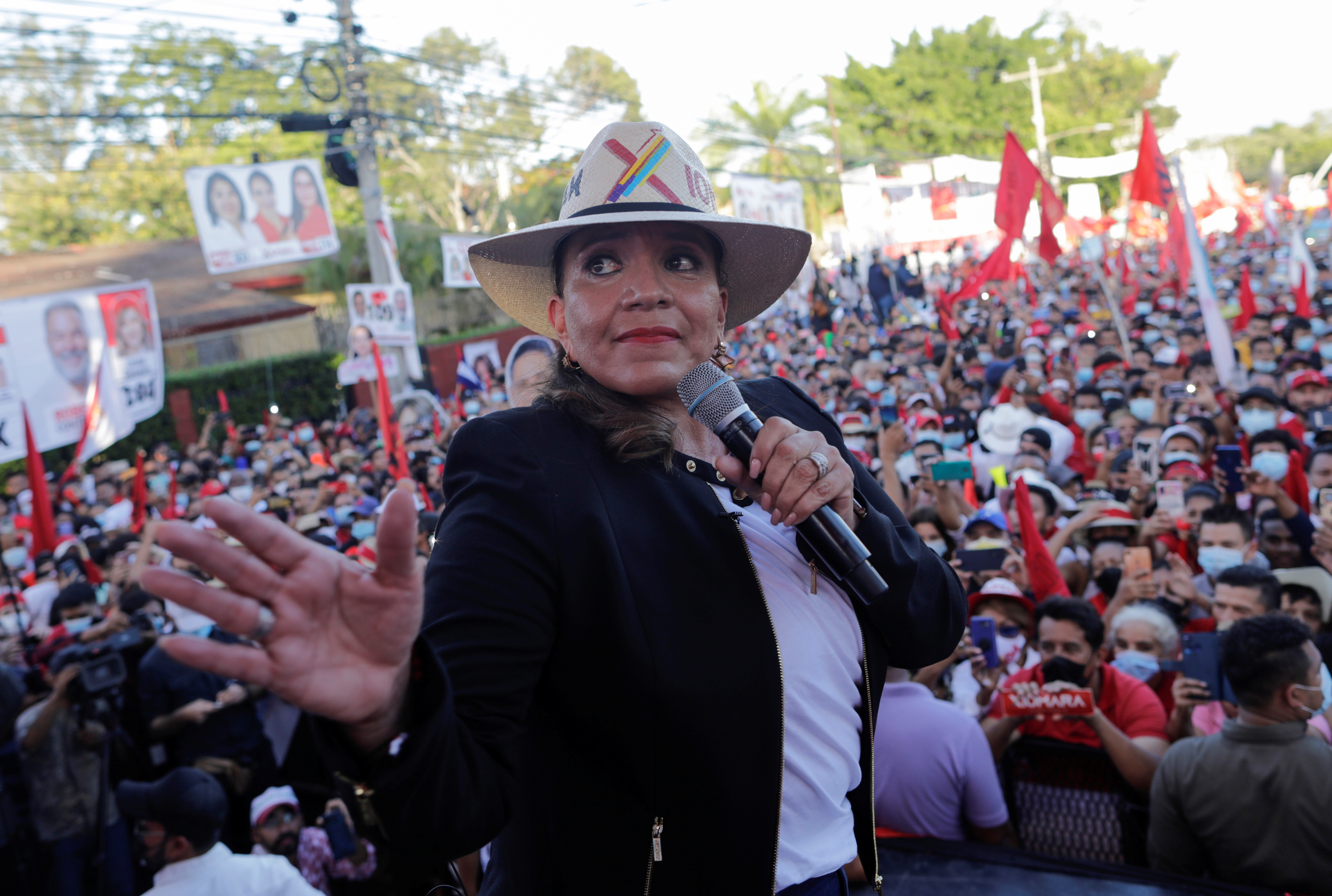 Xiomara Castro, presidential candidate for the opposition Libre Party, addresses supporters during the closing rally of her electoral campaign in San Pedro Sula, Honduras November 20, 2021. REUTERS/Yoseph Amaya