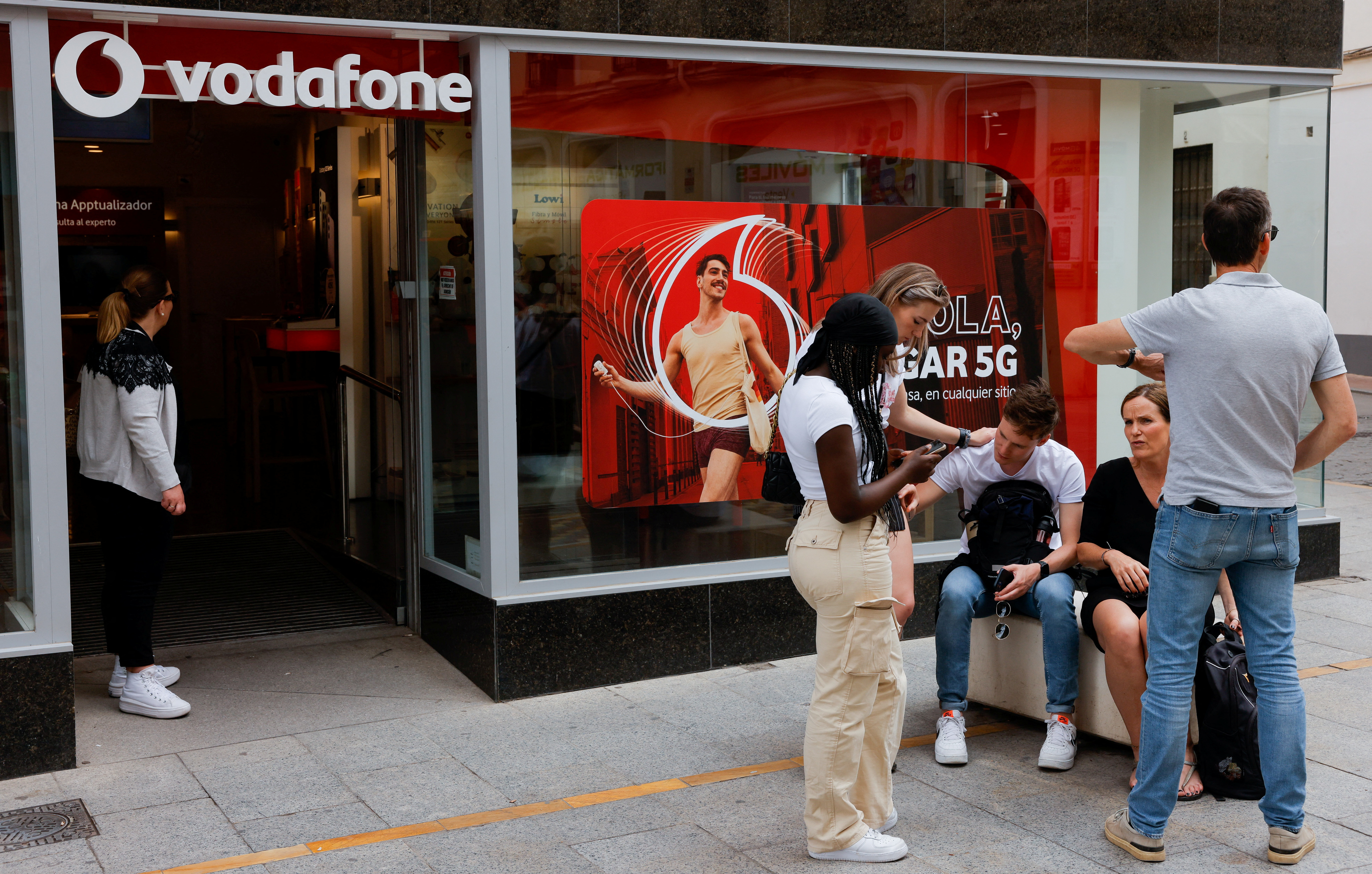 La británica Zigona está en conversaciones para comprar el negocio de Vodafone en España