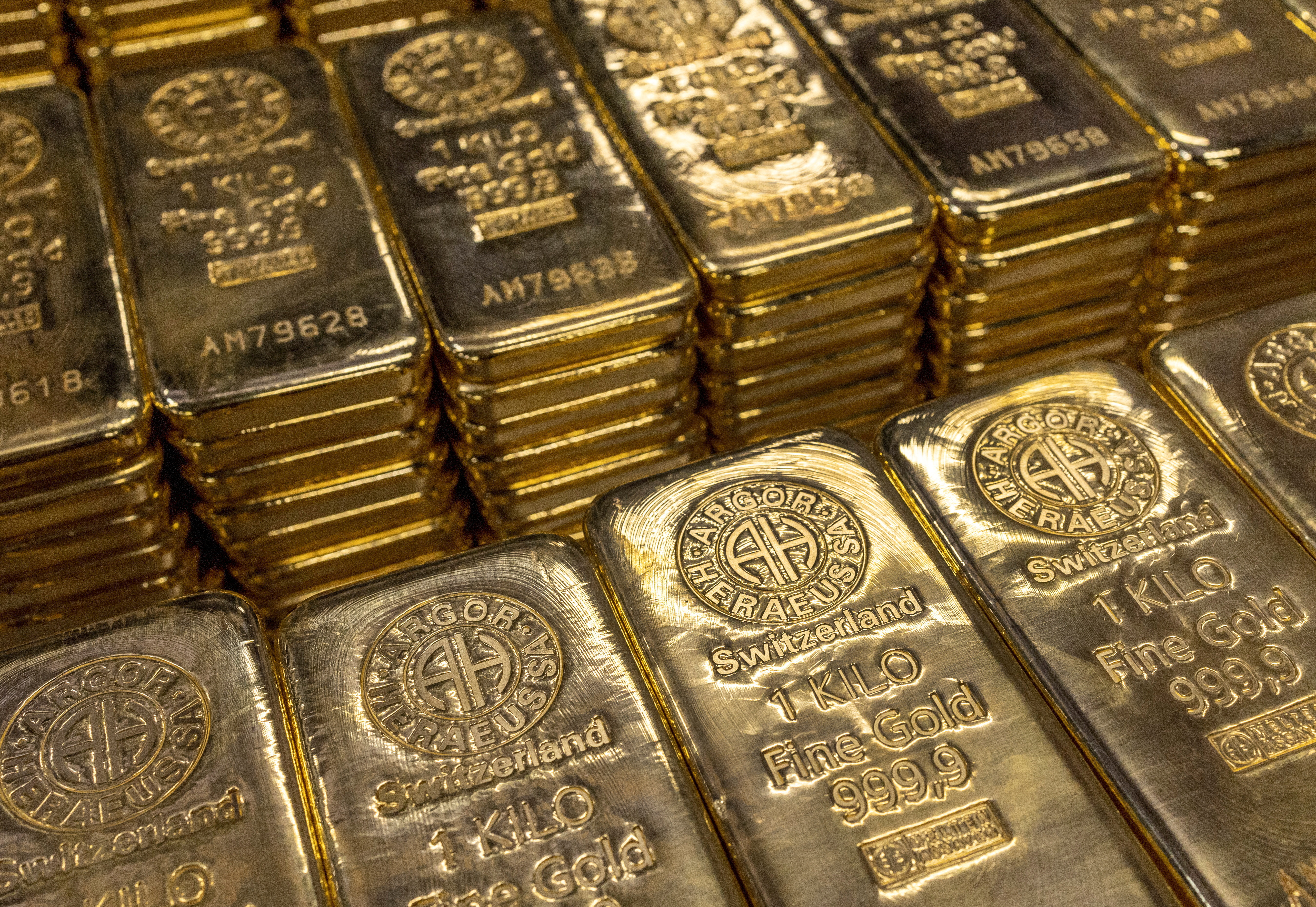Rate Cuts in US, Volatile Equities to Make Gold Attractive