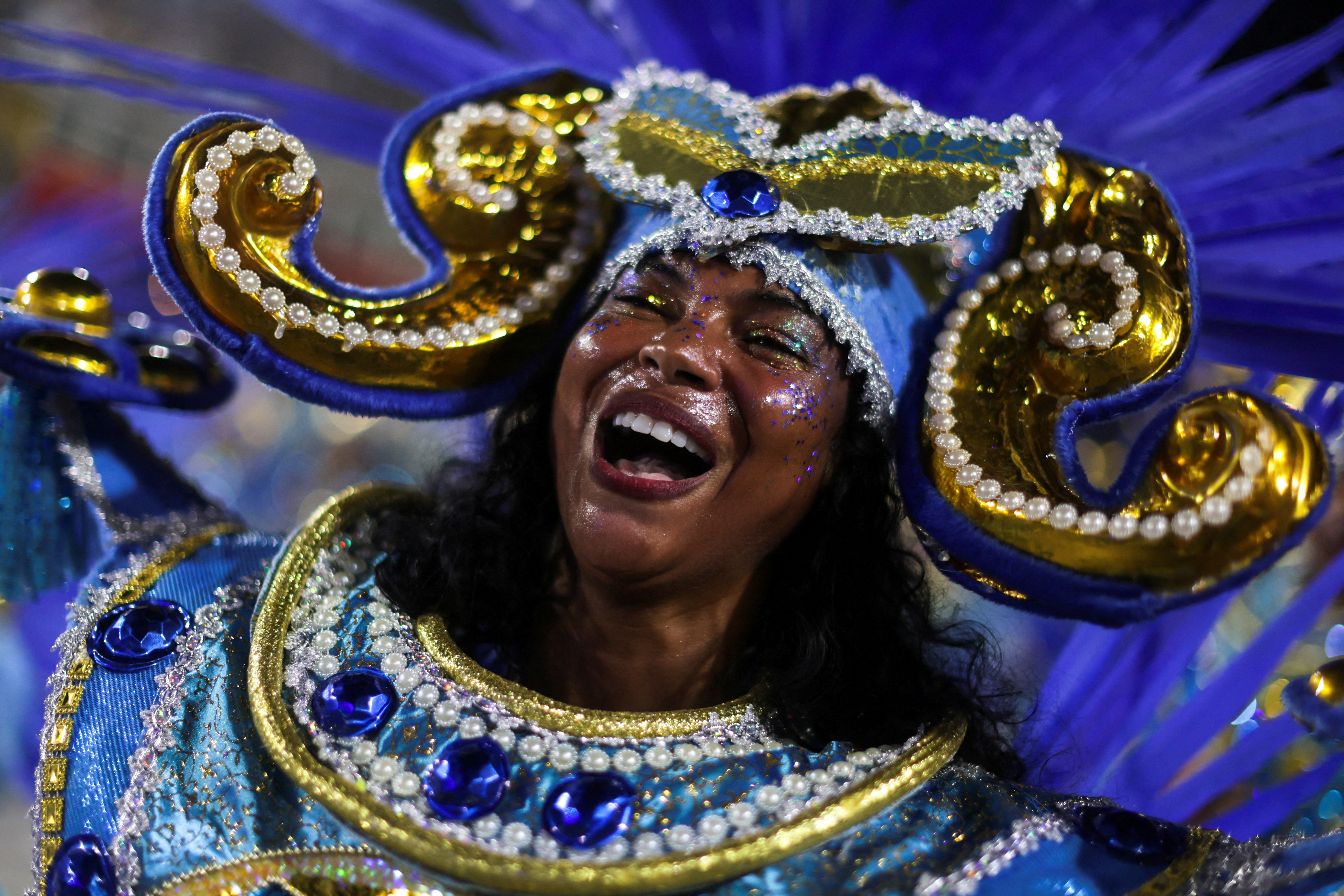 La magia del carnaval desciende sobre Río cuando la segunda noche de escuelas de samba de élite ilumina el Sambódromo, en Río de Janeiro