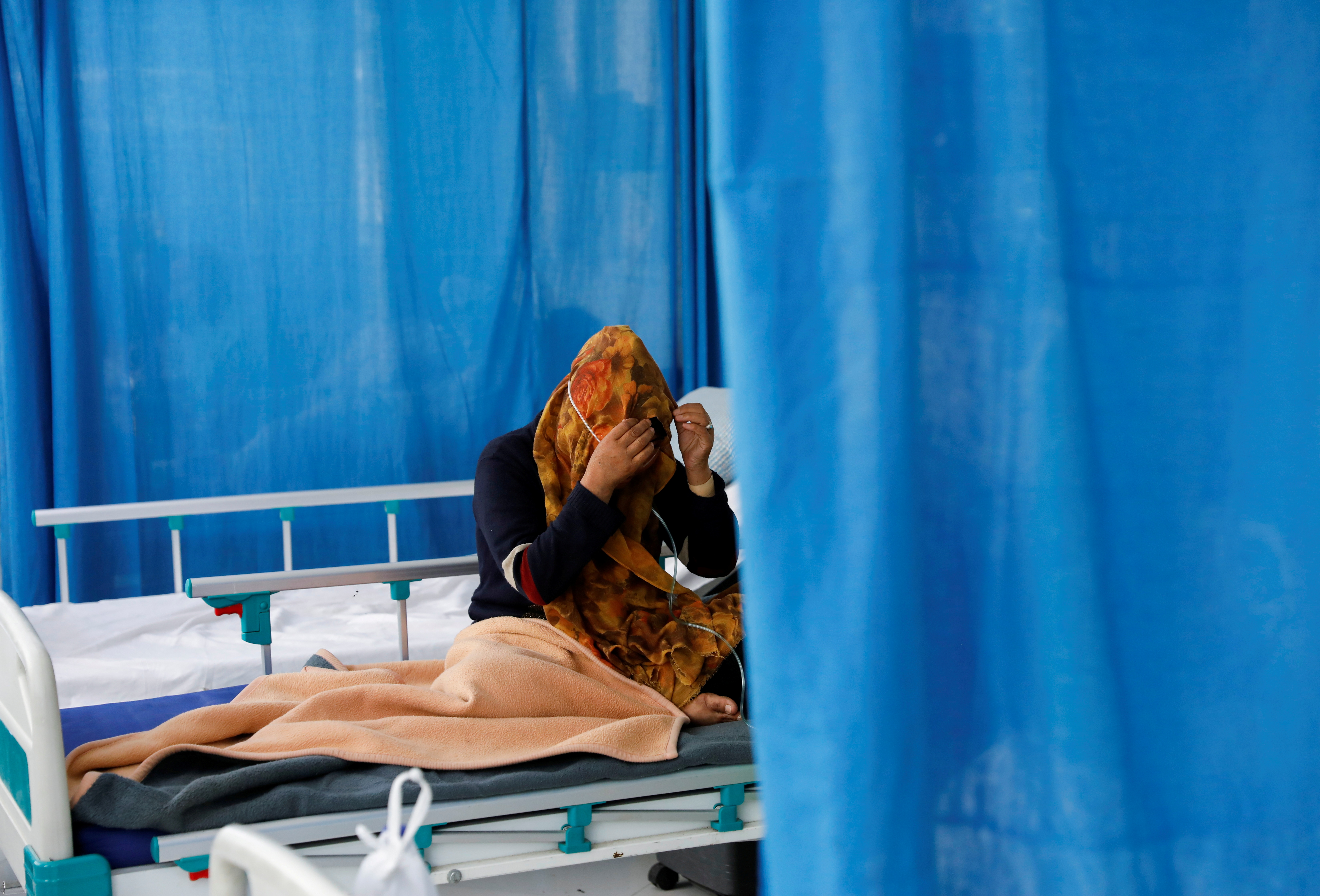Un patient souffrant de COVID-19 reçoit un traitement à l'hôpital Afghan-Japon, au milieu de la propagation de la maladie à coronavirus (COVID-19), à Kaboul, Afghanistan, le 15 juin 2021. REUTERS/Stringer