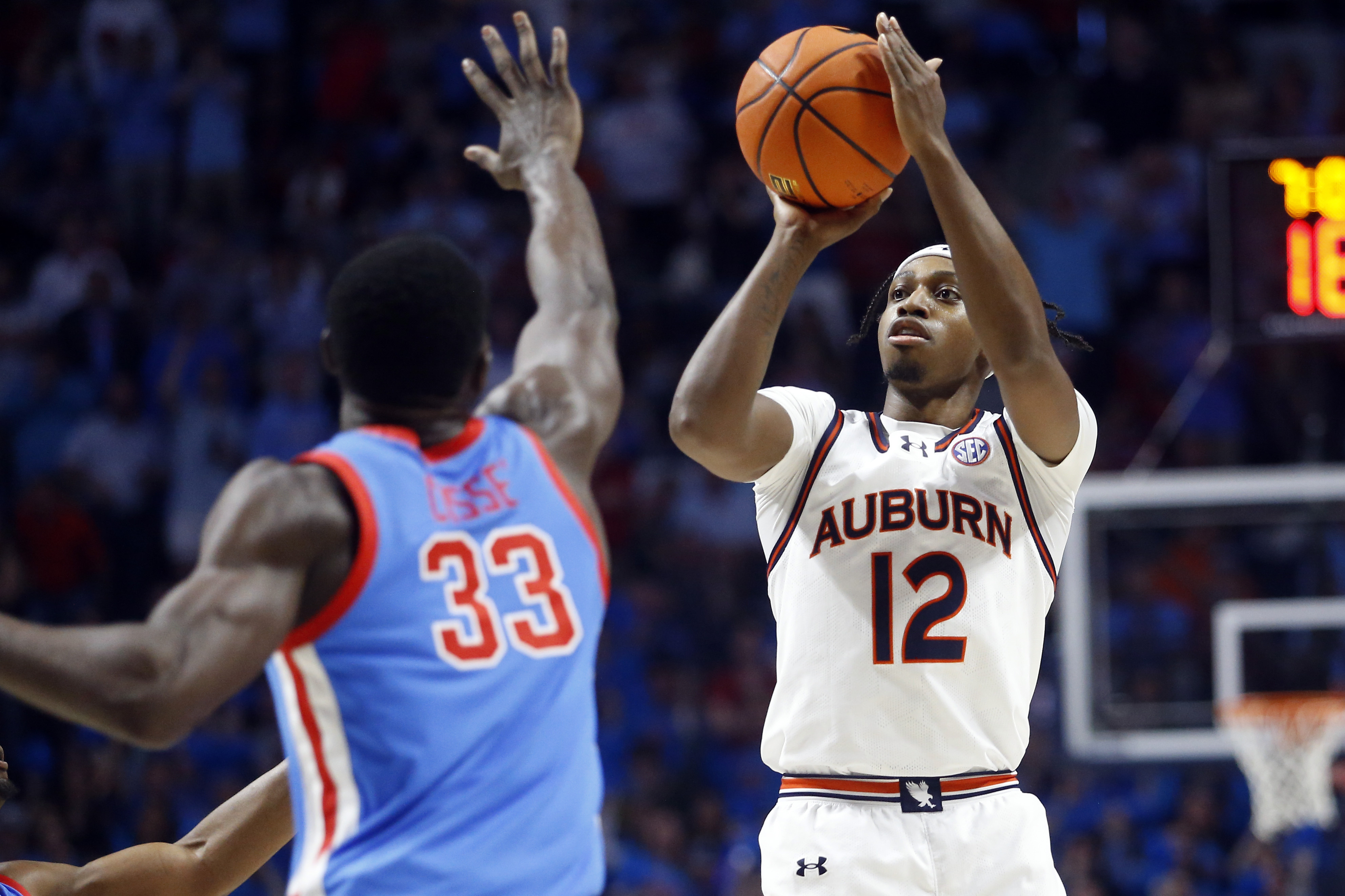 Johni Broome's Big 2nd Half Leads No. 16 Auburn Past Ole Miss | Reuters