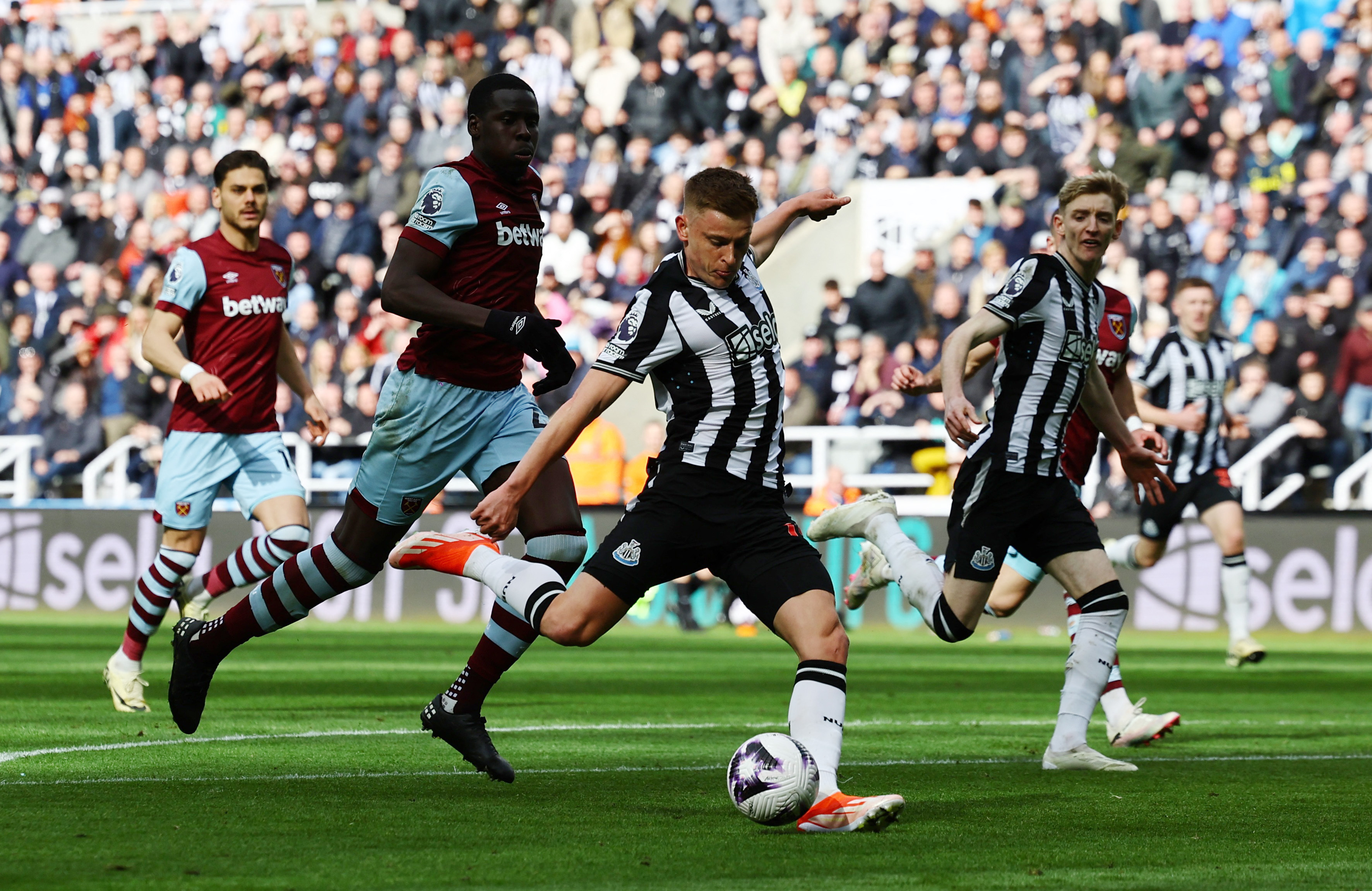 Barnes late show fires Newcastle to dramatic win over West Ham | Reuters