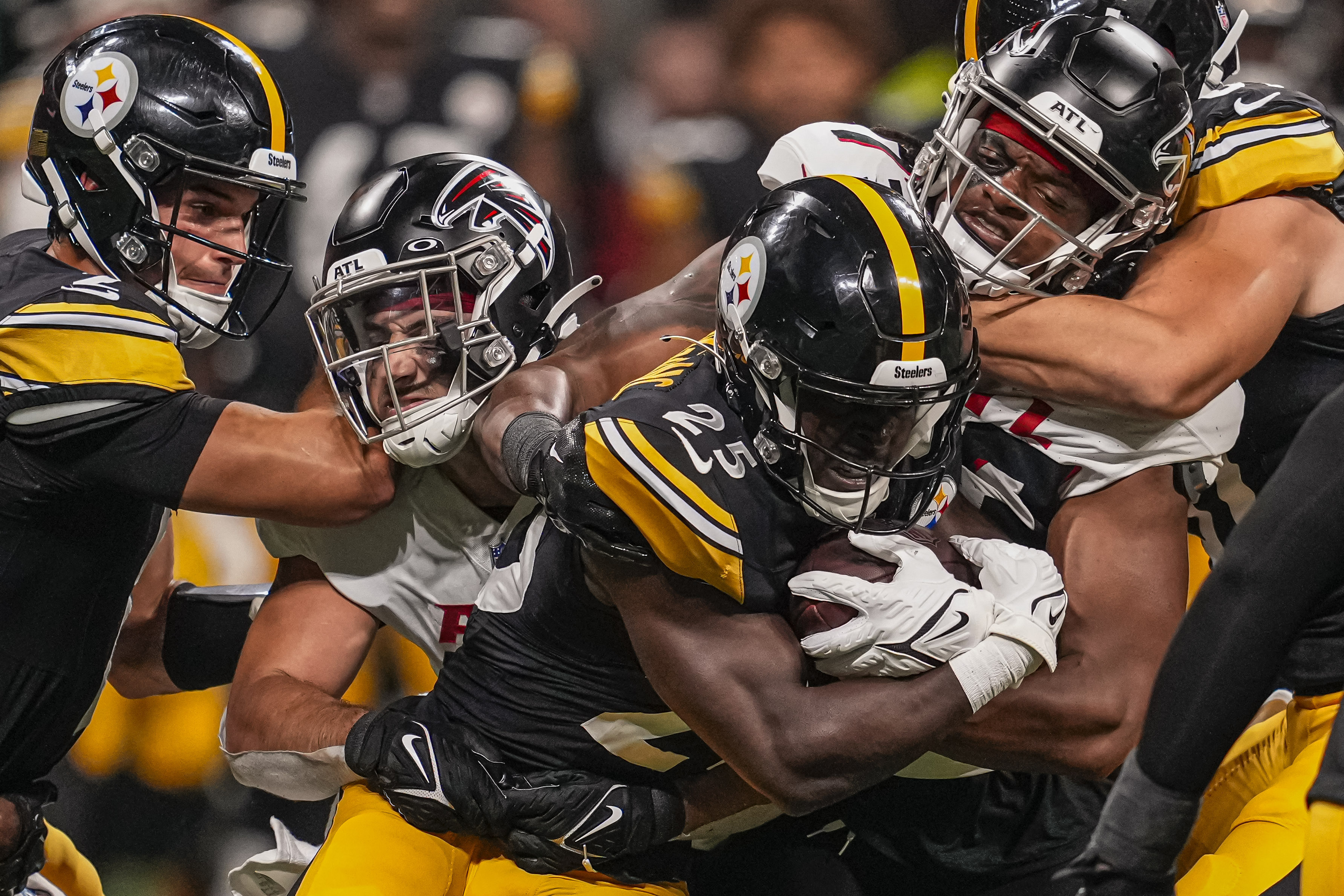 Pittsburgh Steelers quarterback Kenny Pickett throws during the first half  of a preseason NFL football game against the Atlanta Falcons, Thursday,  Aug. 24, 2023, in Atlanta. (AP Photo/Hakim Wright Stock Photo - Alamy