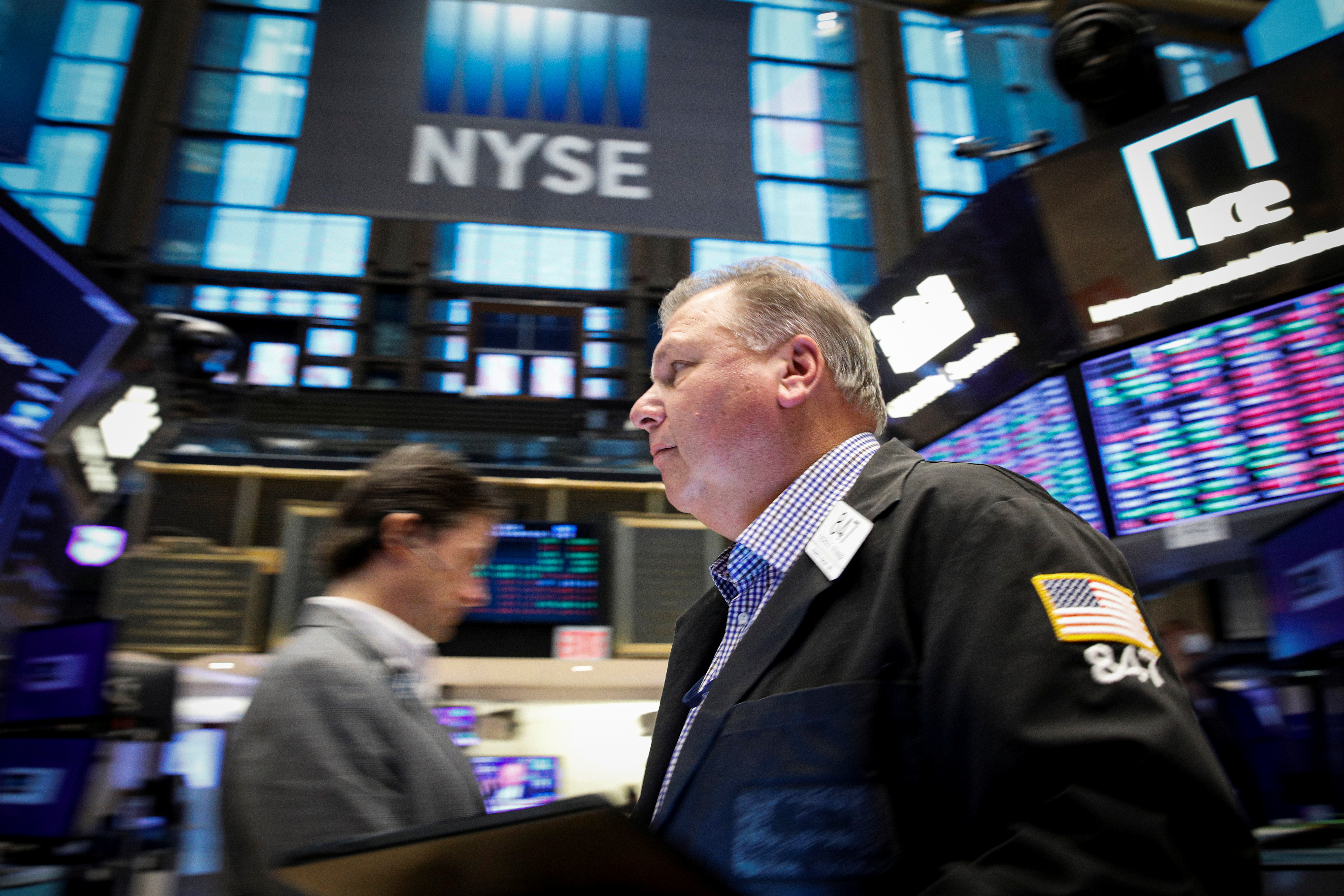 Traders work on the floor of the New York Stock Exchange (NYSE) in New York City, U.S., October 27, 2021.  REUTERS/Brendan McDermid