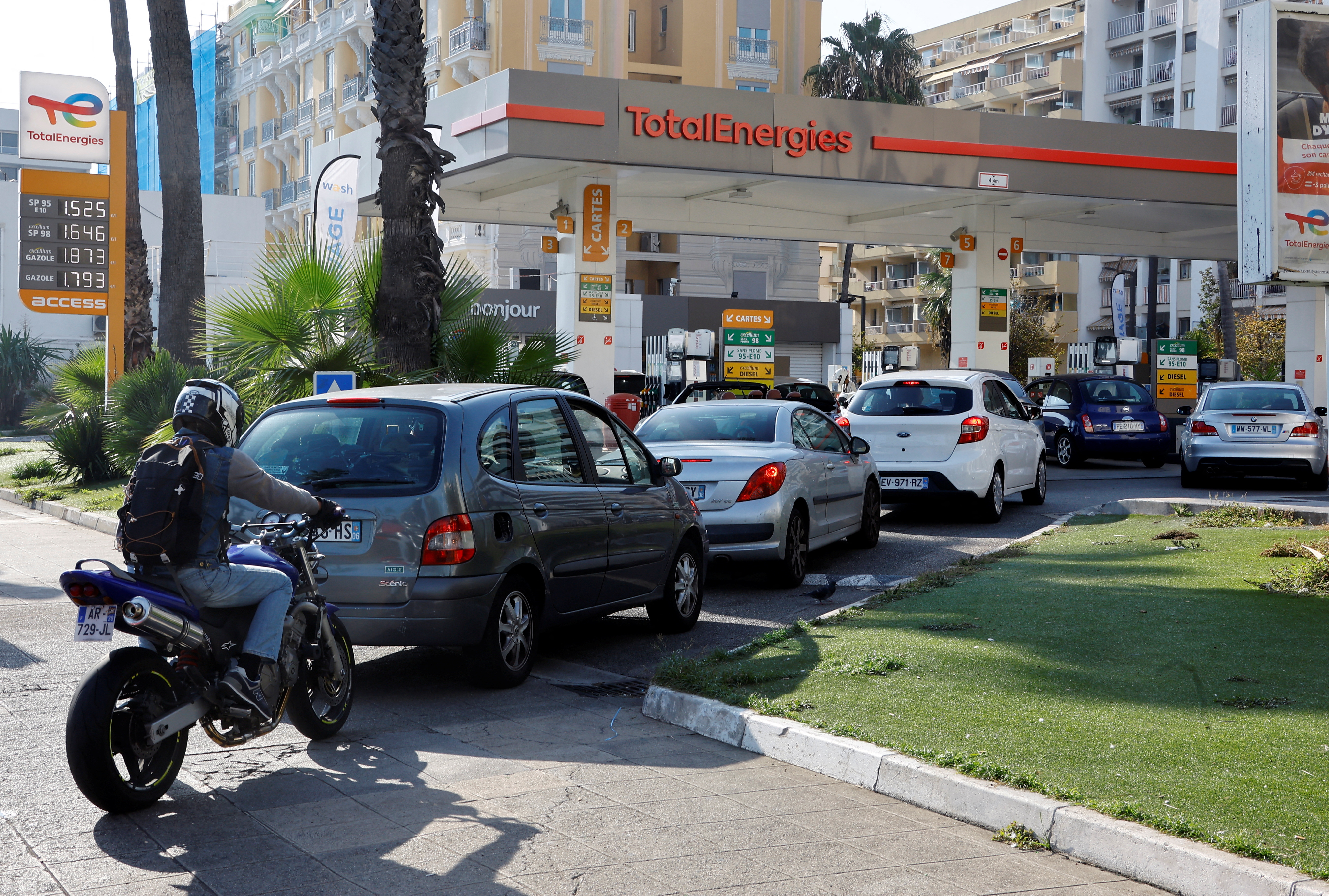 Car drivers queue to fill their fuel tank at a TotalEnergies gas station in Nice