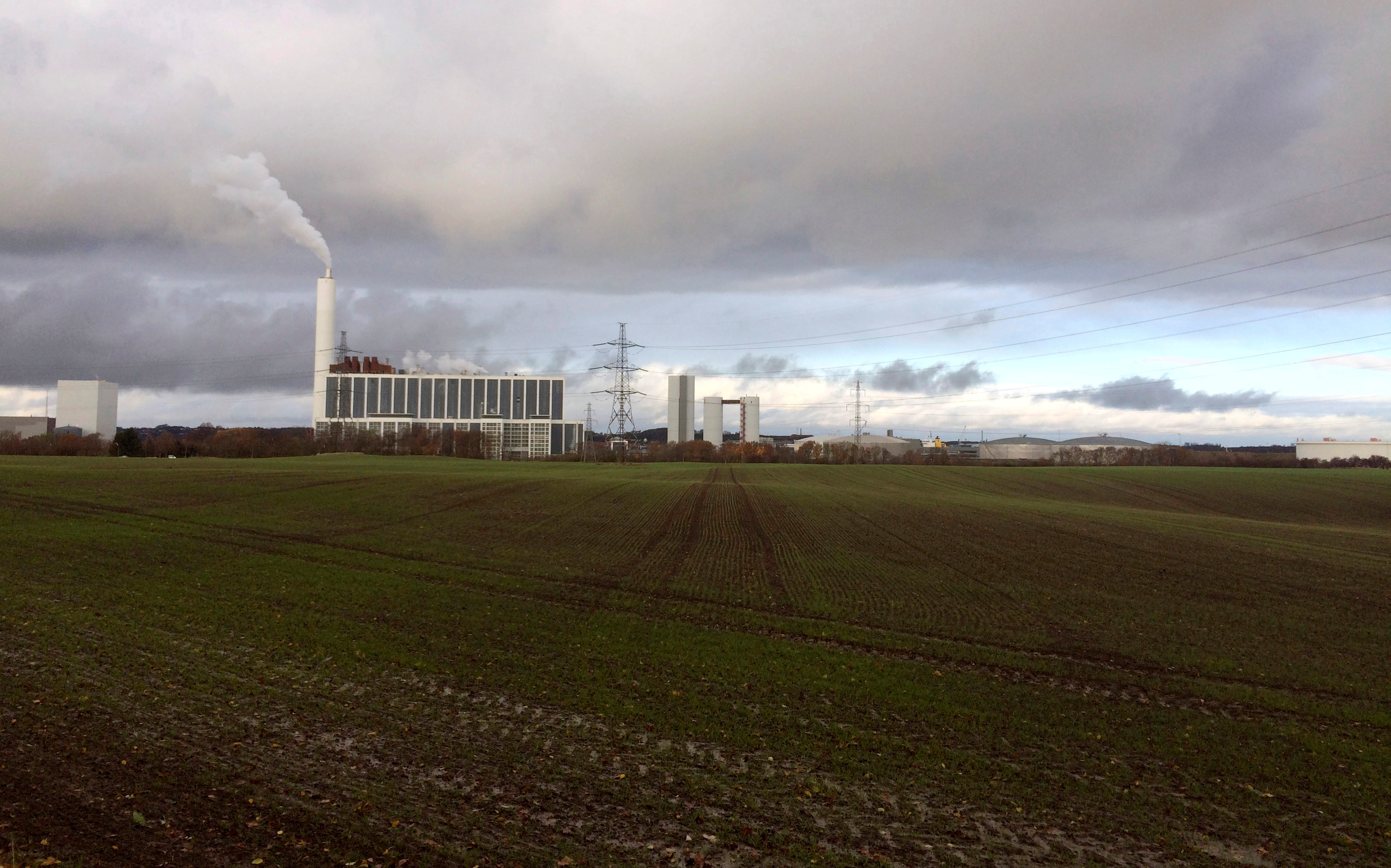 A general view shows DONG Energy's power station, which provides steam, ash and gypsum as waste products to other companies for their use in Kalundborg, Denmark, November 20, 2015.  REUTERS/Sabina Zawadzki