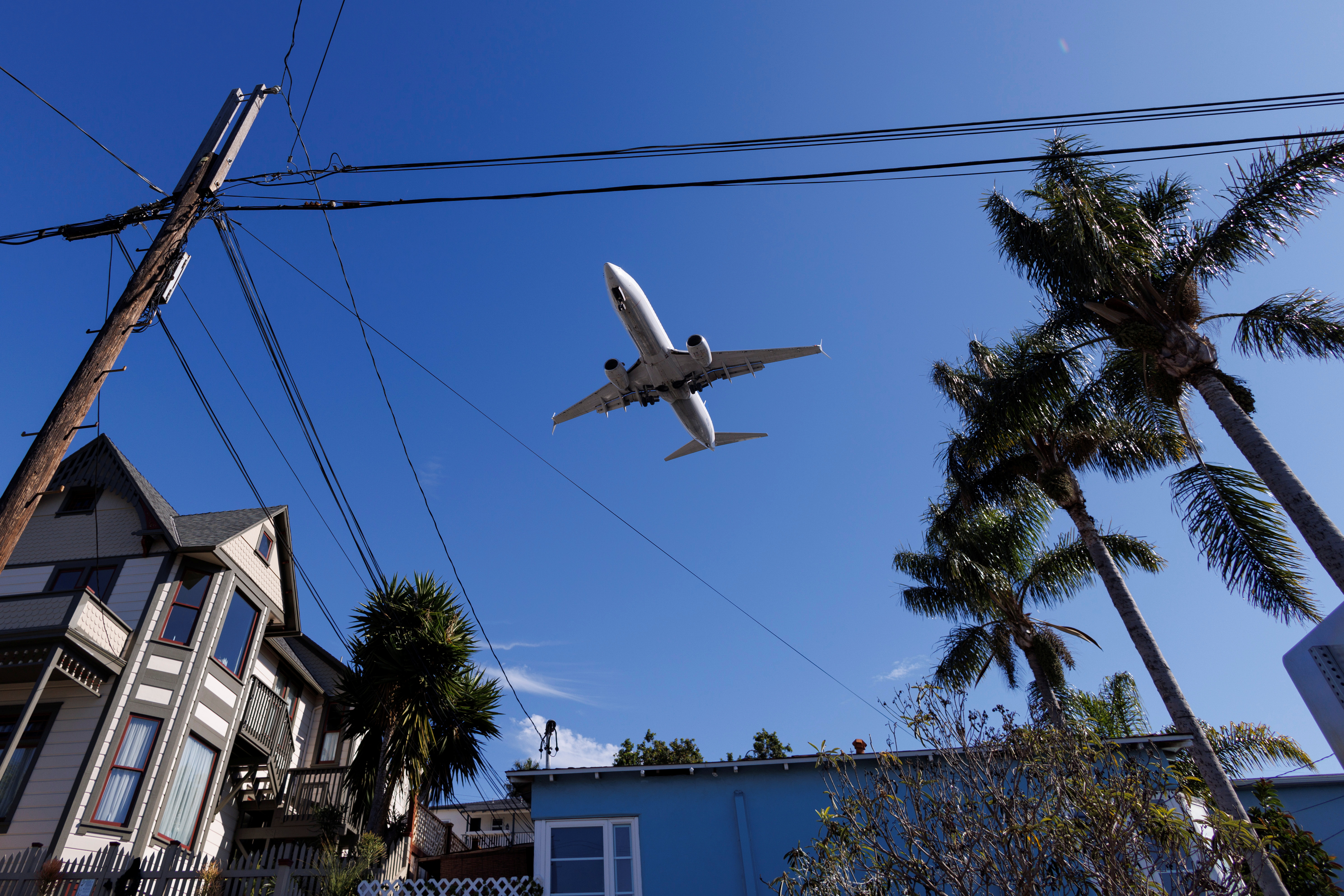 Aircraft approaches to land in San Diego as 5G talks continue with telcoms