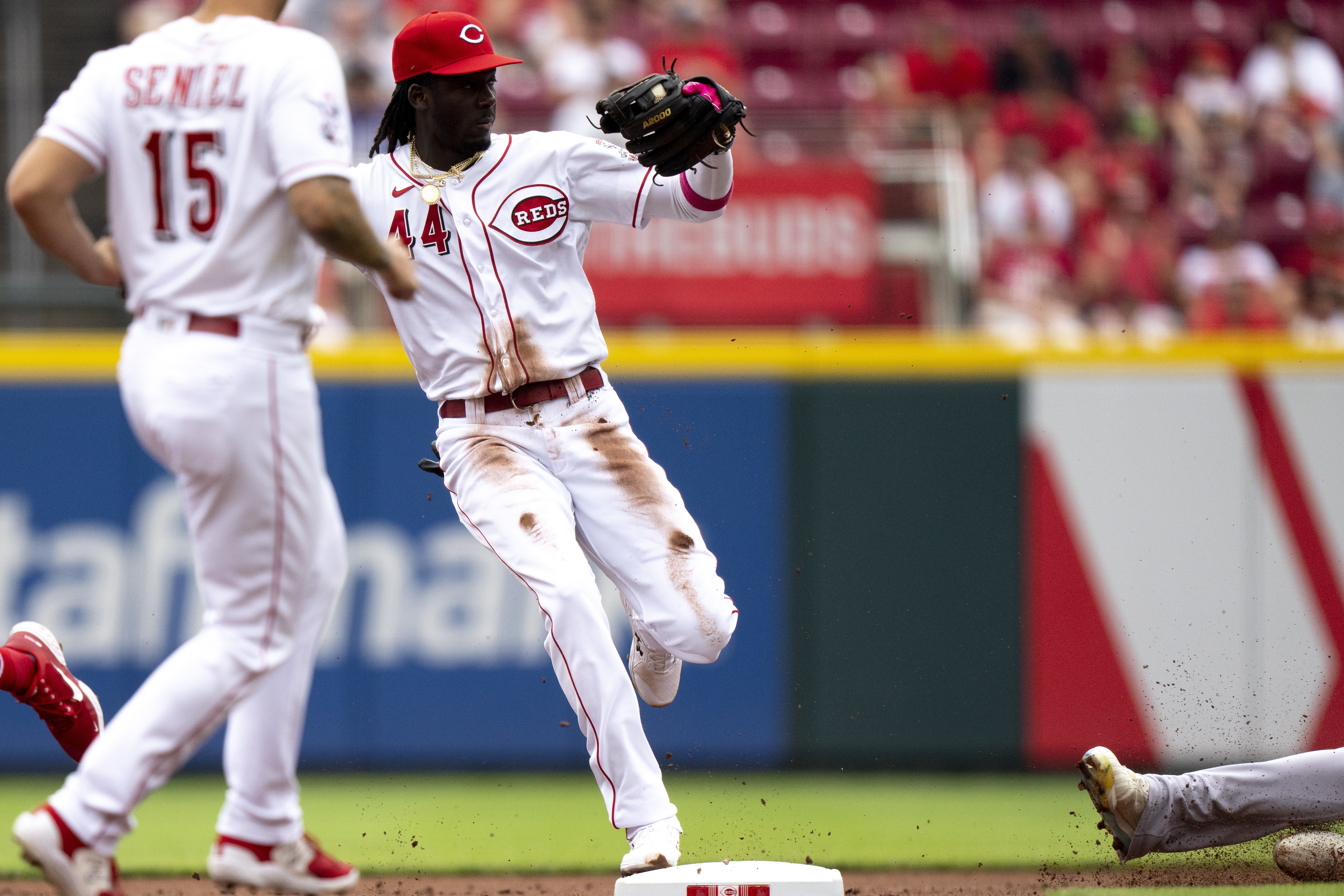 Marlins club three HRs to rally past Reds, 5-4