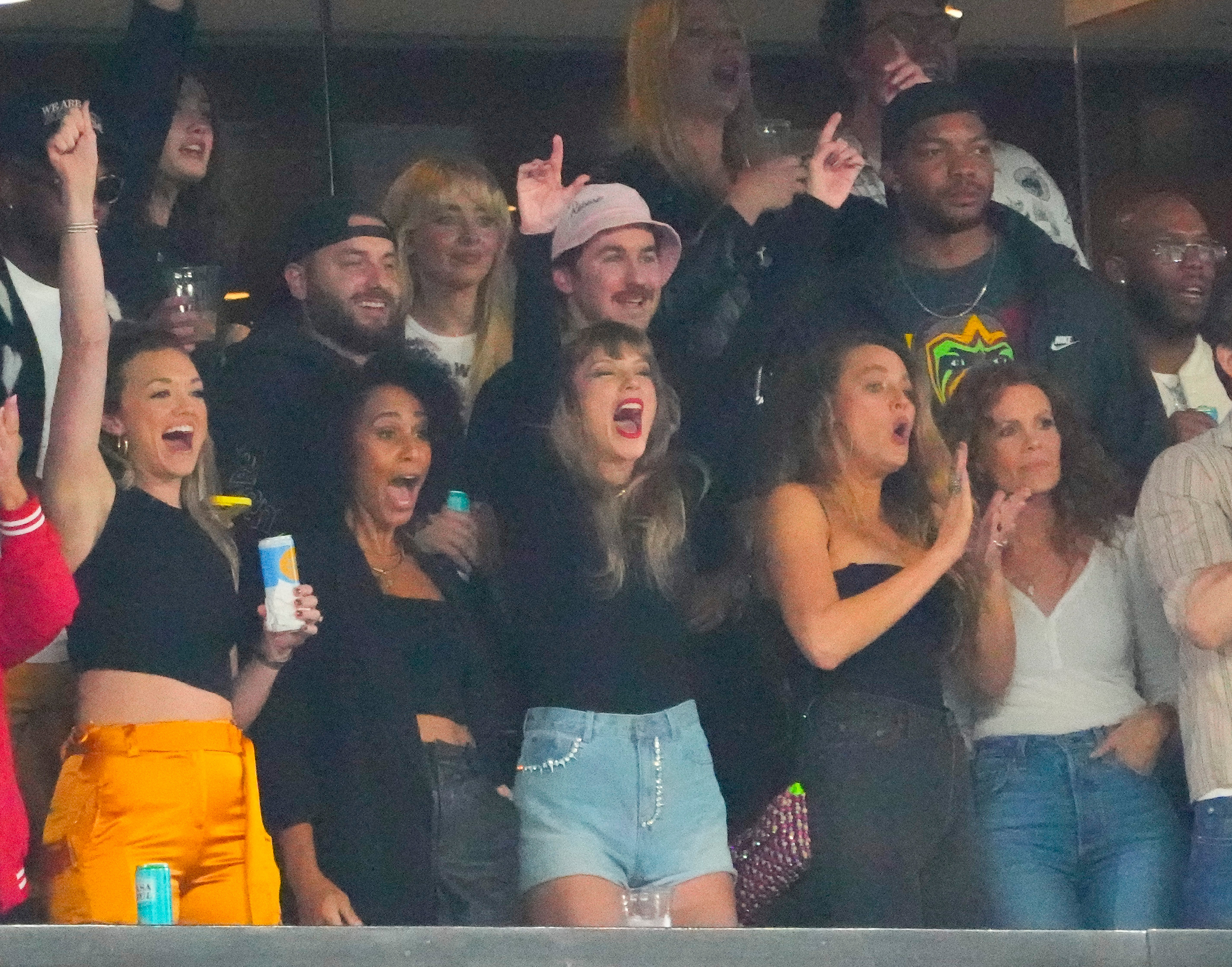 Taylor Swift Cheers on Travis Kelce at Chiefs-Jets