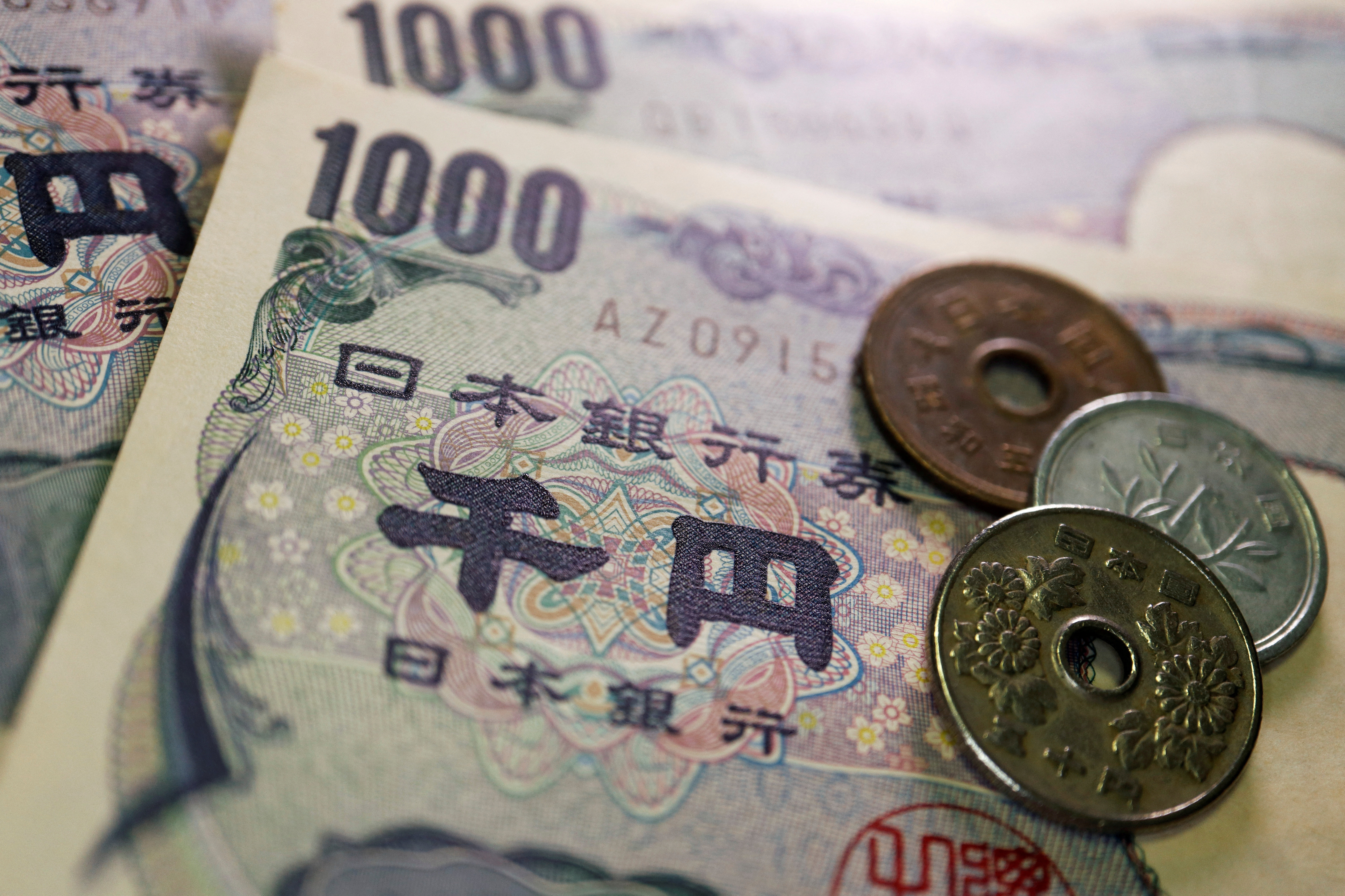 Japanese yen coins and banknotes