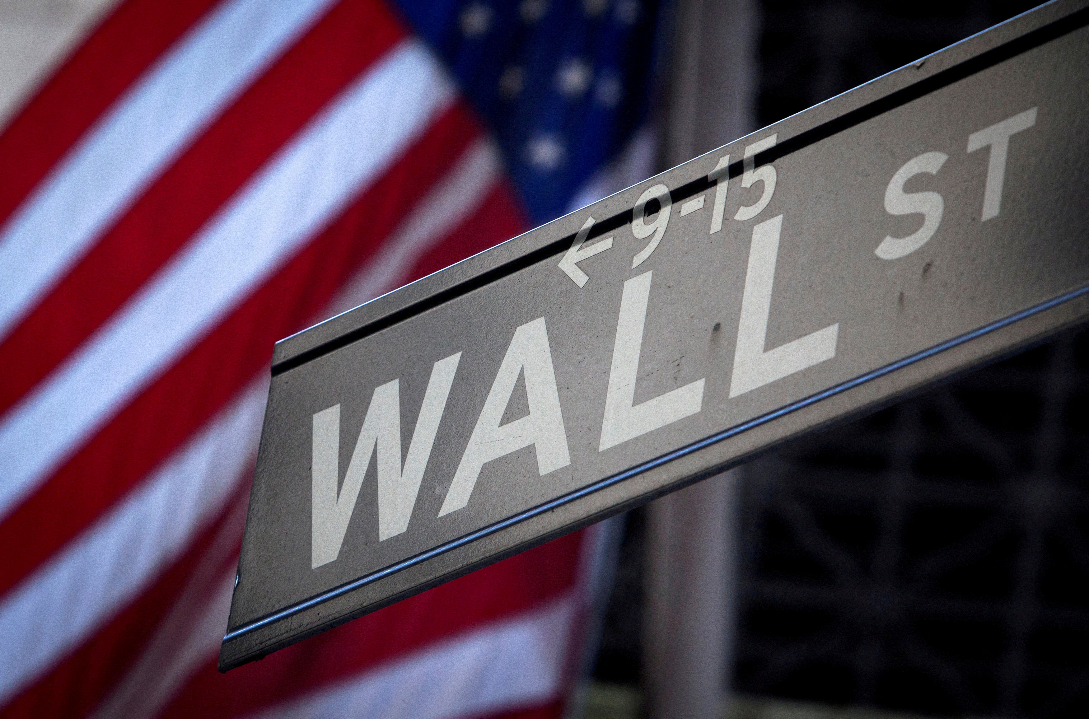 Un panneau Wall Street devant la banque de New York